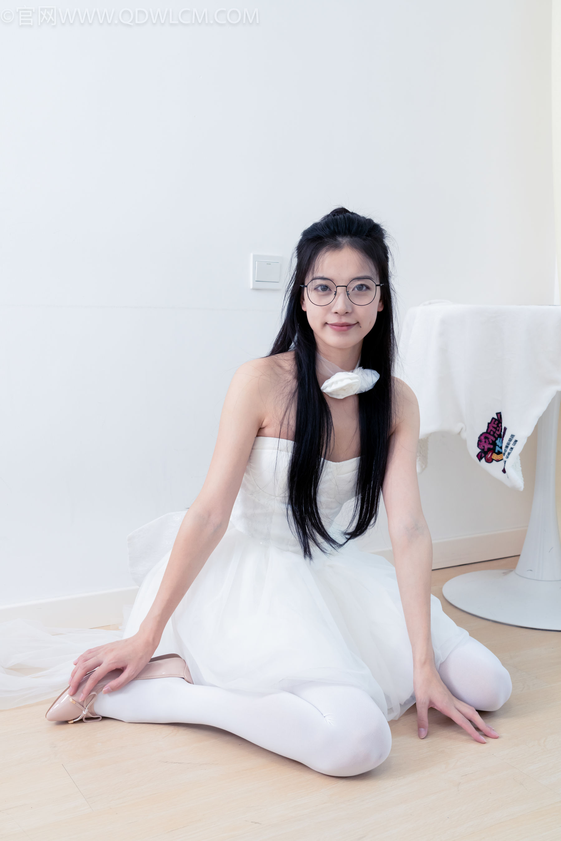 物恋传媒 No.2268 茯苓 -平底鞋、厚白丝、皮筋绑脚老头乐挠脚剧情/(169P)