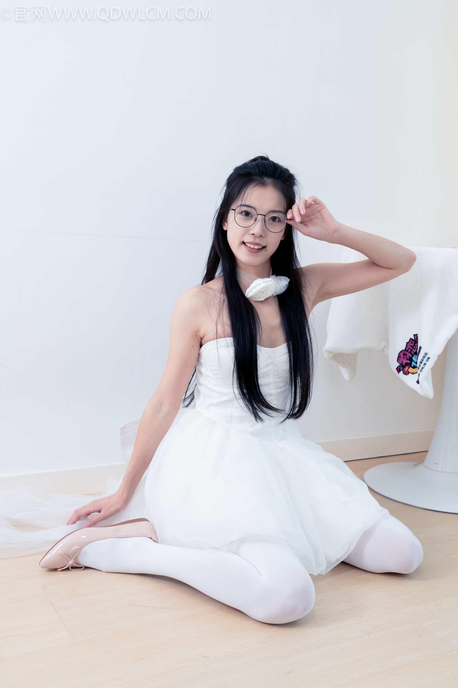 物恋传媒 No.2268 茯苓 -平底鞋、厚白丝、皮筋绑脚老头乐挠脚剧情/(169P)