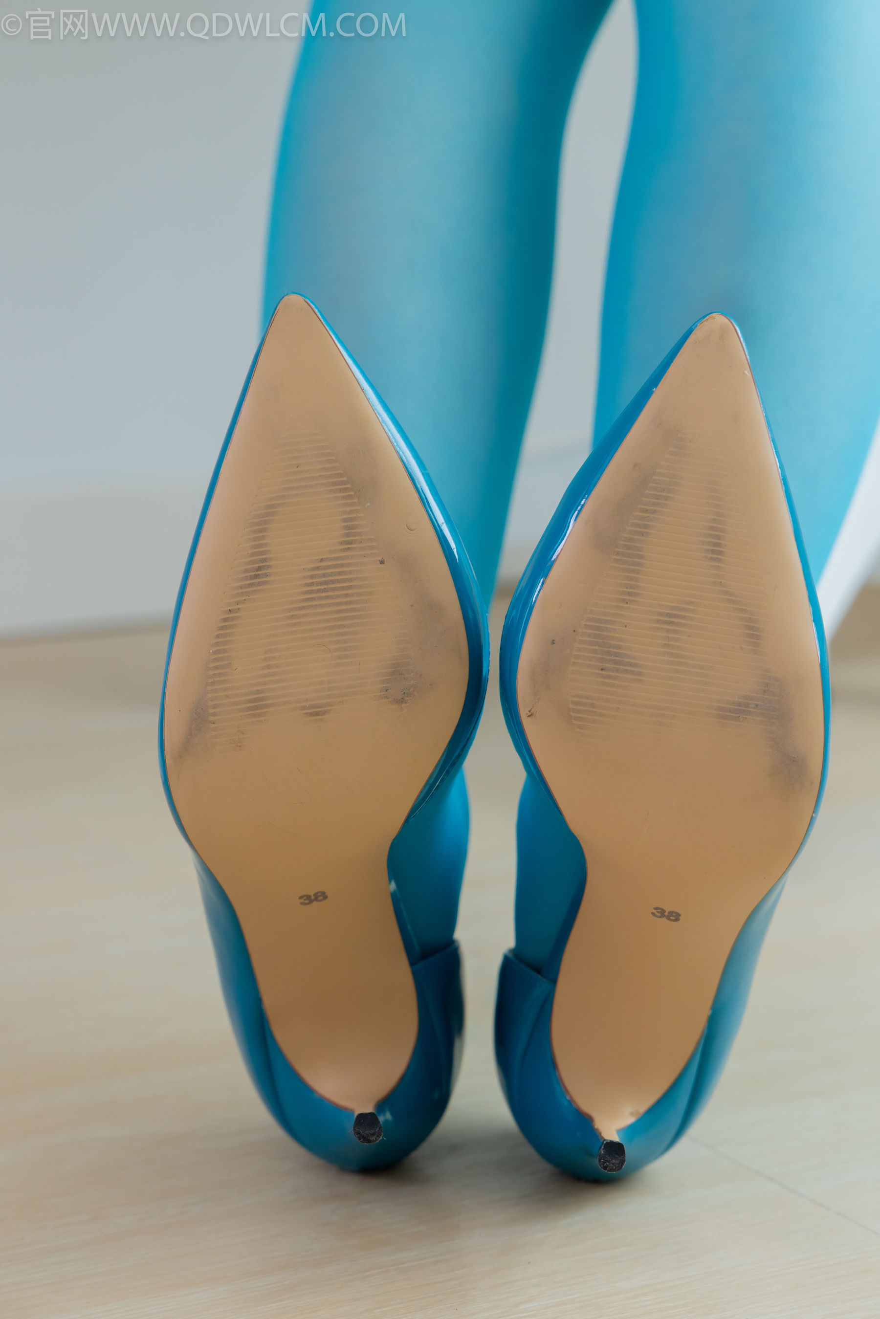 物恋传媒 No.2269 菜菜 -高跟鞋、薄蓝绿色丝、胶带绑脚踝老头乐挠脚剧情/(151P)