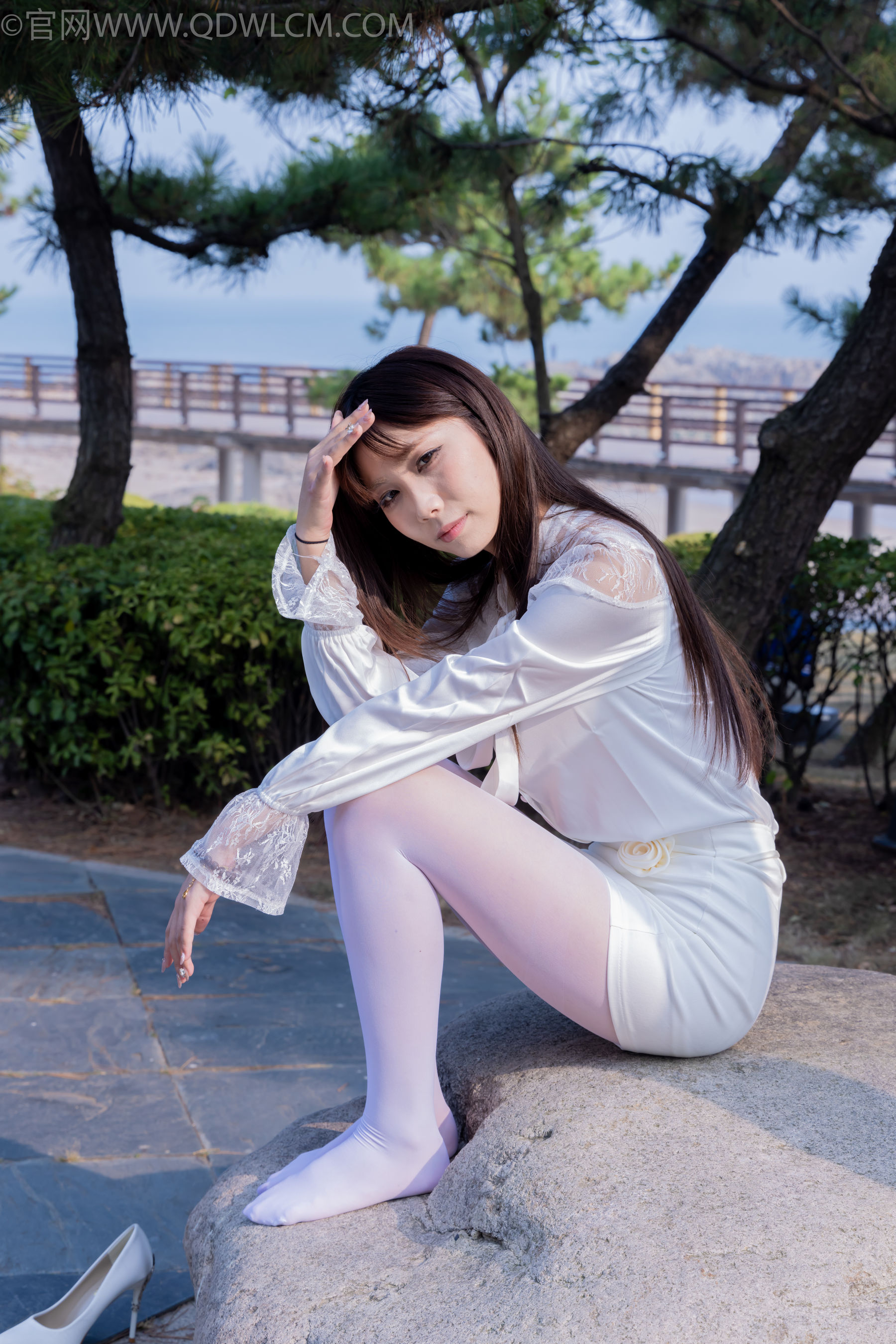 物恋传媒 No.2271 泡泡 -高跟鞋、厚白丝、户外/(261P)