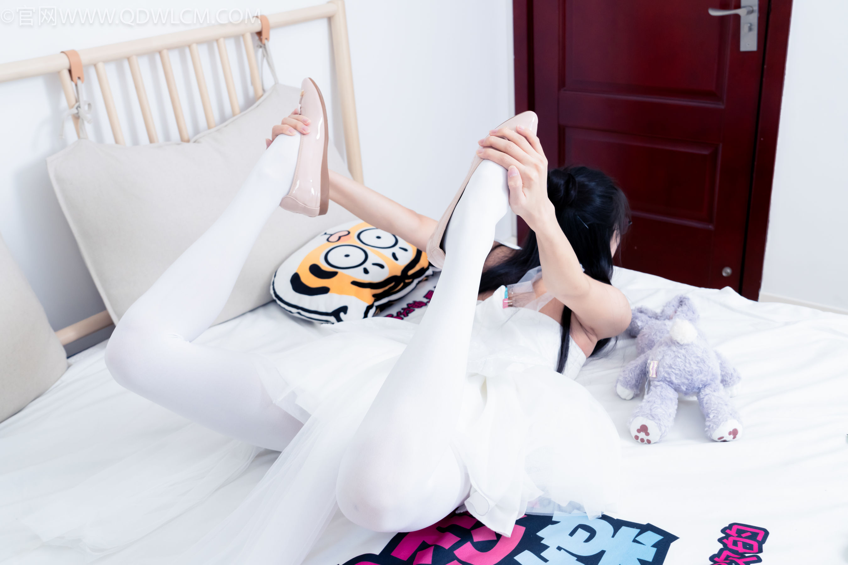 物恋传媒 No.2268 茯苓 -平底鞋、厚白丝、皮筋绑脚老头乐挠脚剧情/(169P)