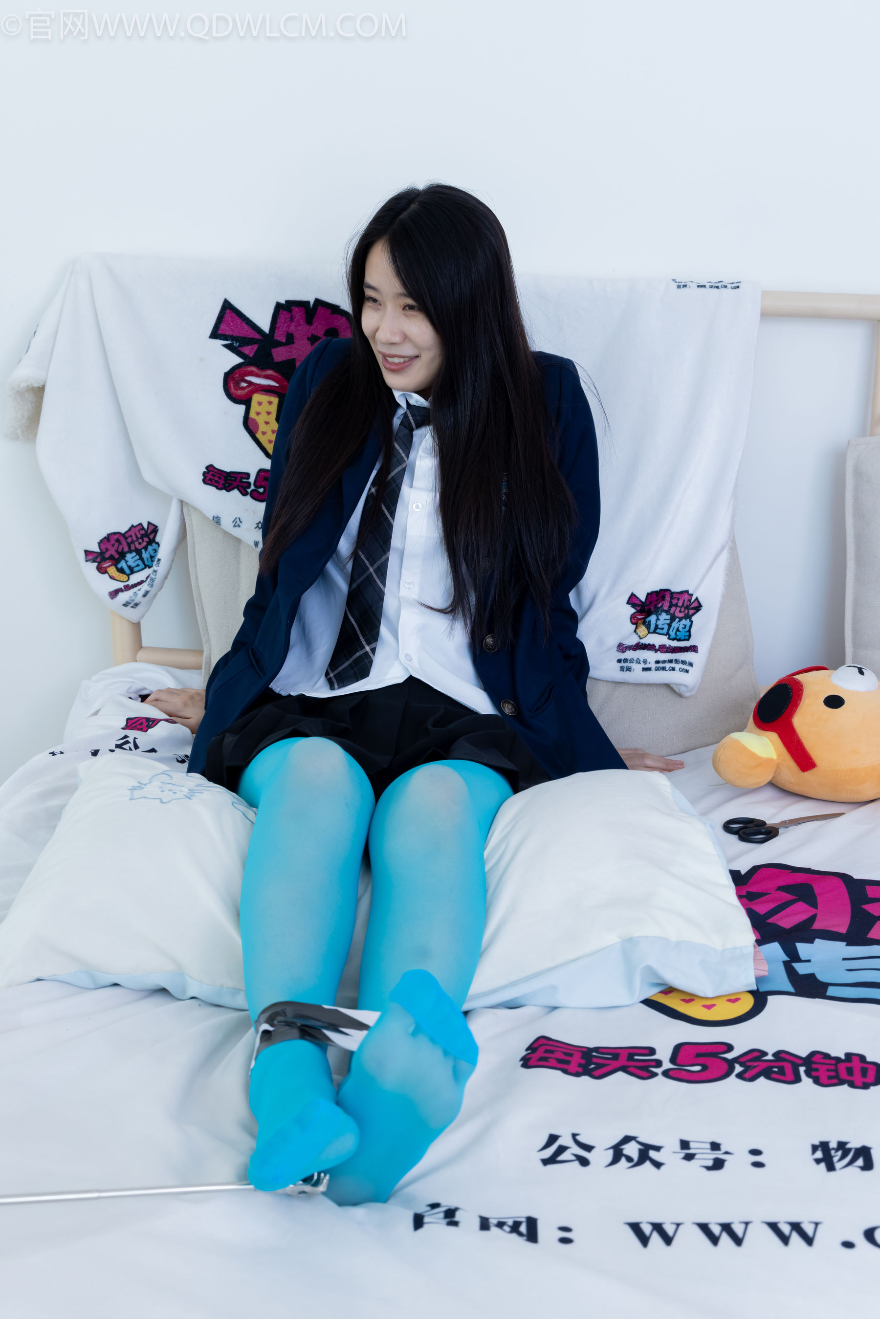 物恋传媒 No.2269 菜菜 -高跟鞋、薄蓝绿色丝、胶带绑脚踝老头乐挠脚剧情/(151P)