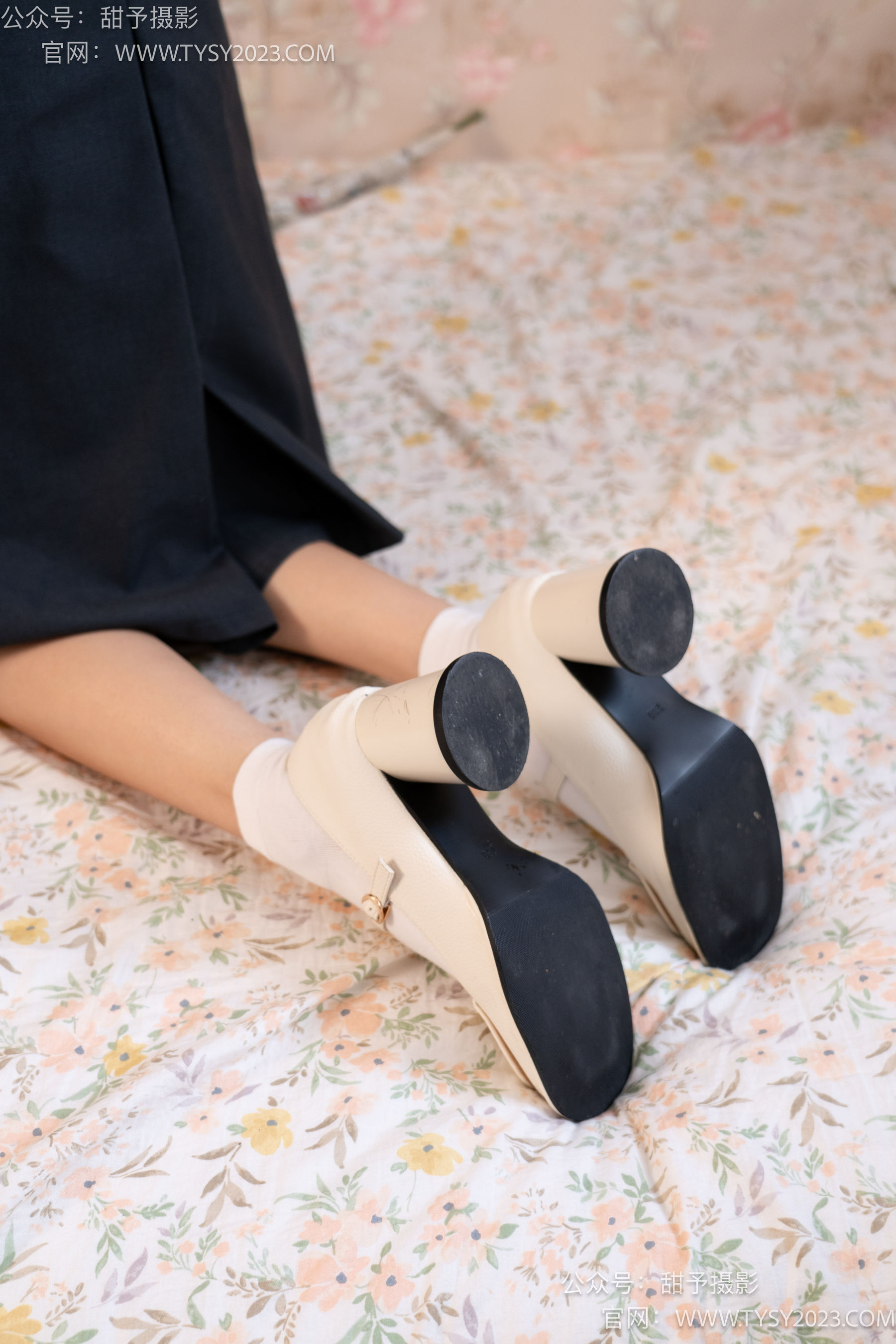 甜予摄影 No.105 齐齐 - 高跟鞋、白棉袜、裸足/(128P)