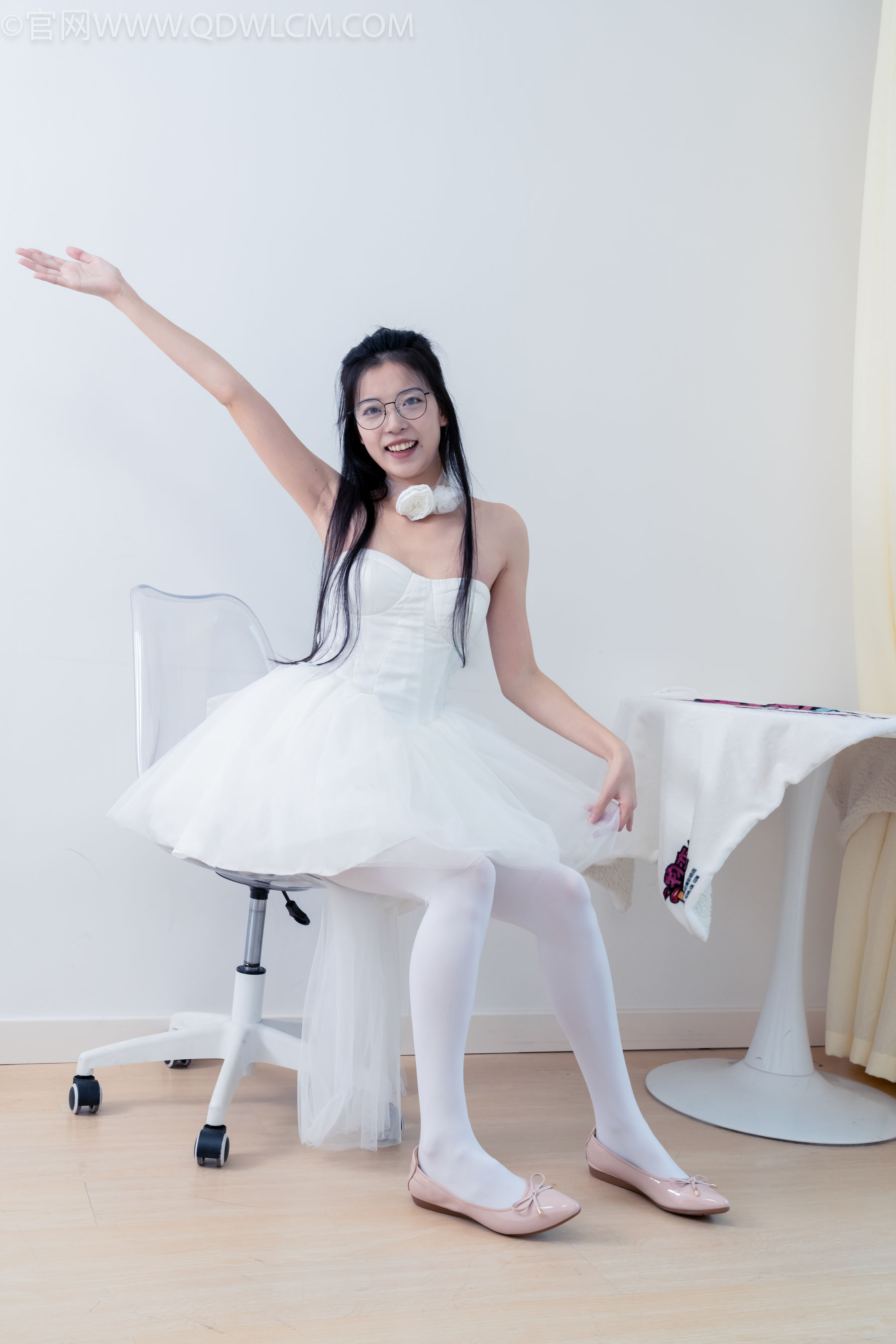 物恋传媒 No.2268 茯苓 -平底鞋、厚白丝、皮筋绑脚老头乐挠脚剧情/(169P)