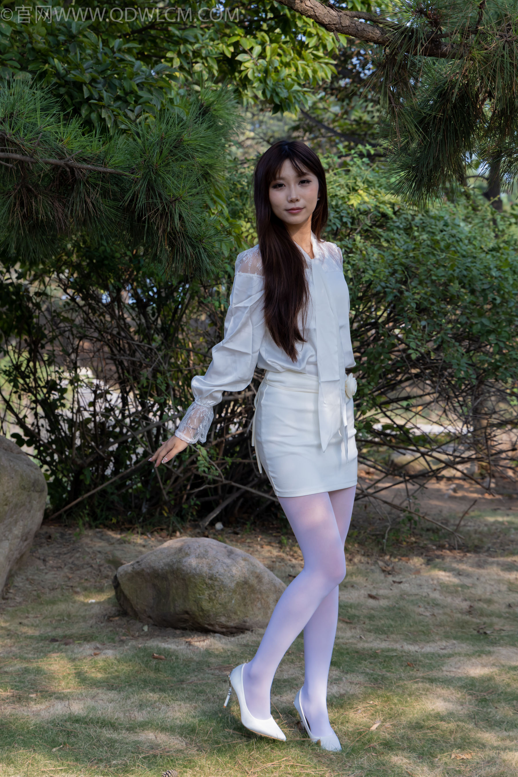 物恋传媒 No.2271 泡泡 -高跟鞋、厚白丝、户外/(261P)