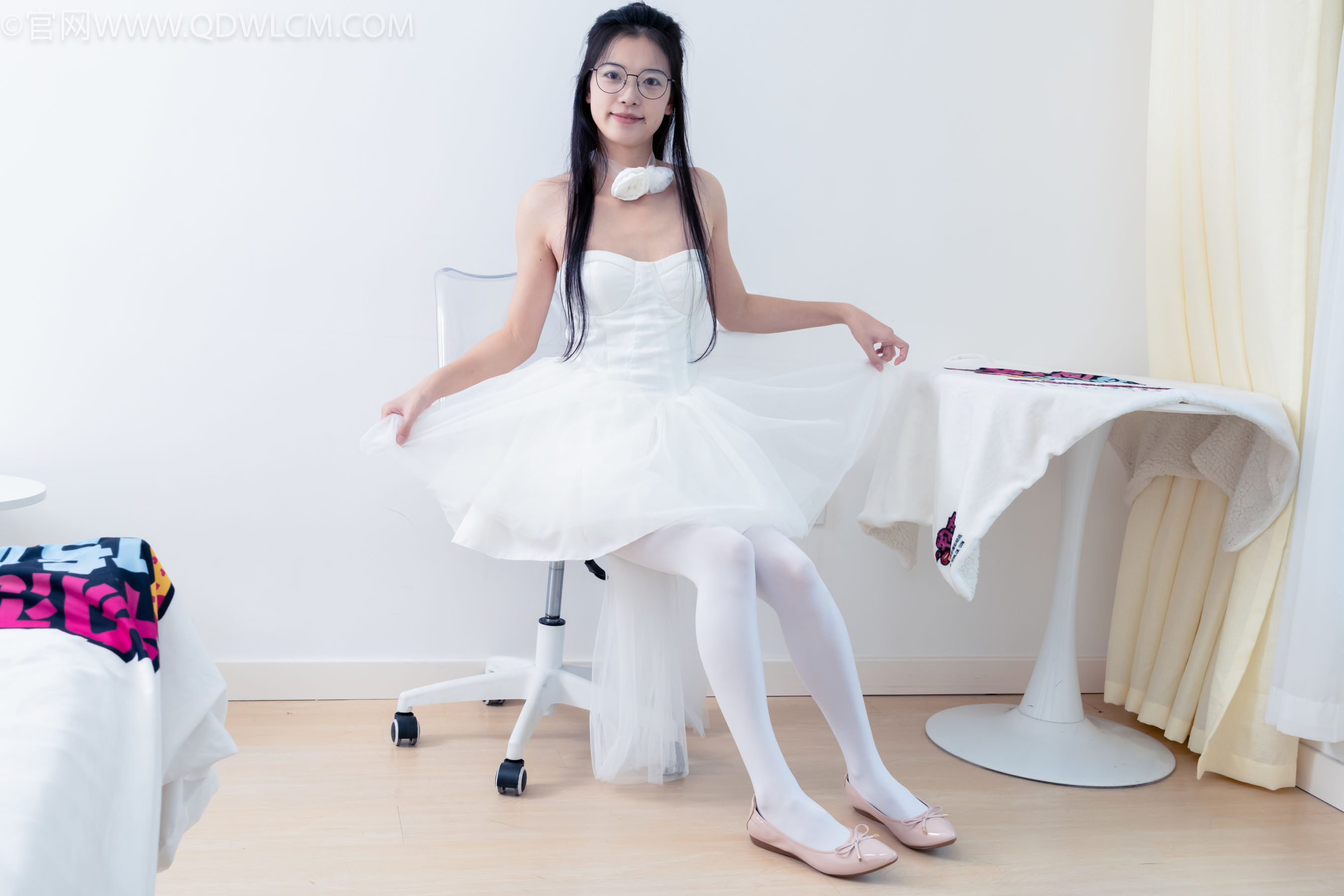 物恋传媒 No.2268 茯苓 -平底鞋、厚白丝、皮筋绑脚老头乐挠脚剧情/(169P)