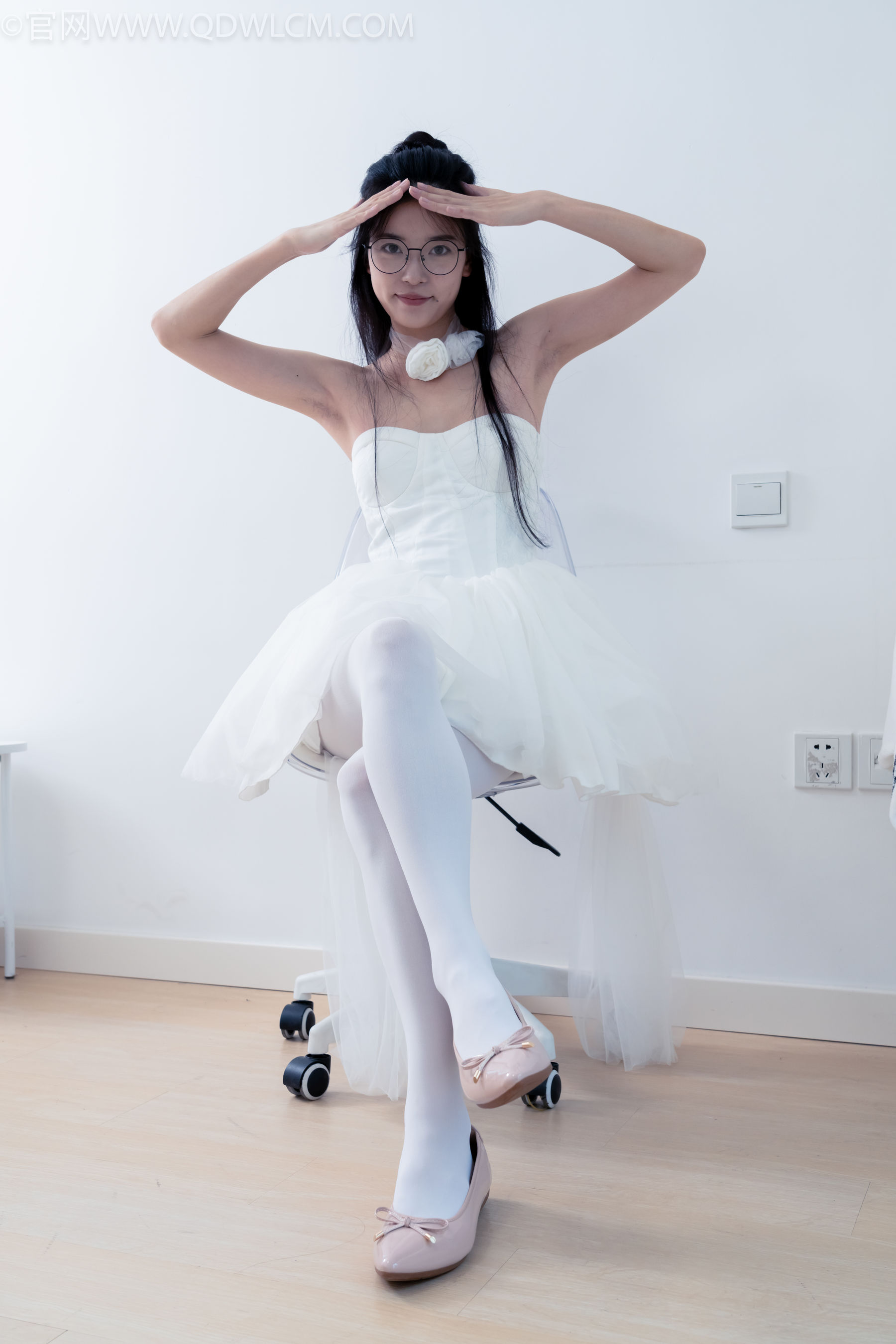 物恋传媒 No.2268 茯苓 -平底鞋、厚白丝、皮筋绑脚老头乐挠脚剧情/(169P)