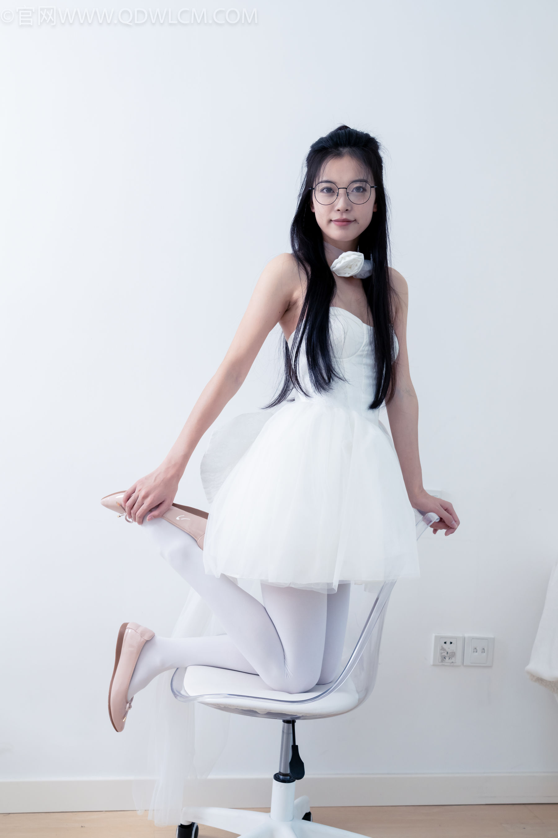 物恋传媒 No.2268 茯苓 -平底鞋、厚白丝、皮筋绑脚老头乐挠脚剧情/(169P)