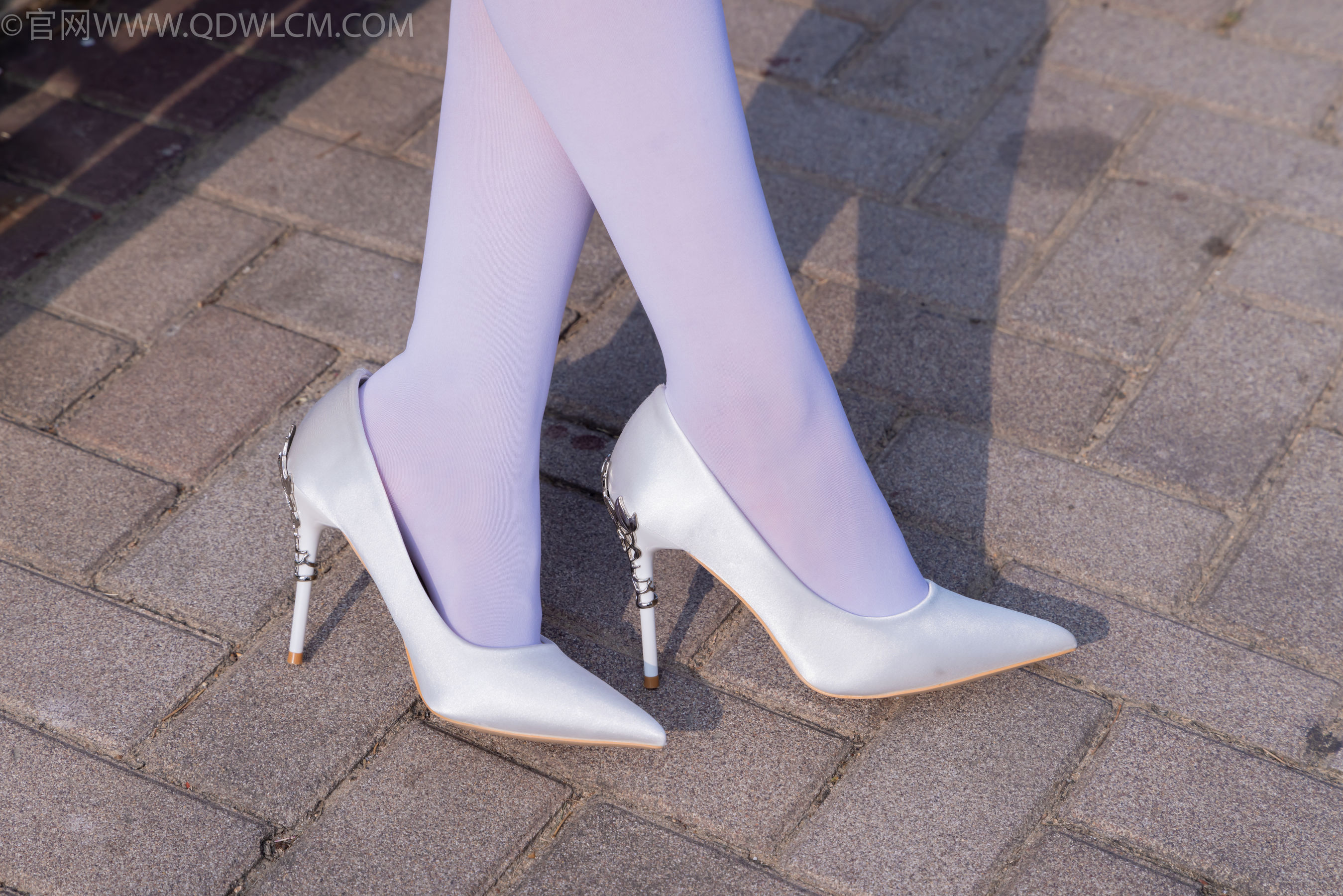 物恋传媒 No.2271 泡泡 -高跟鞋、厚白丝、户外/(261P)