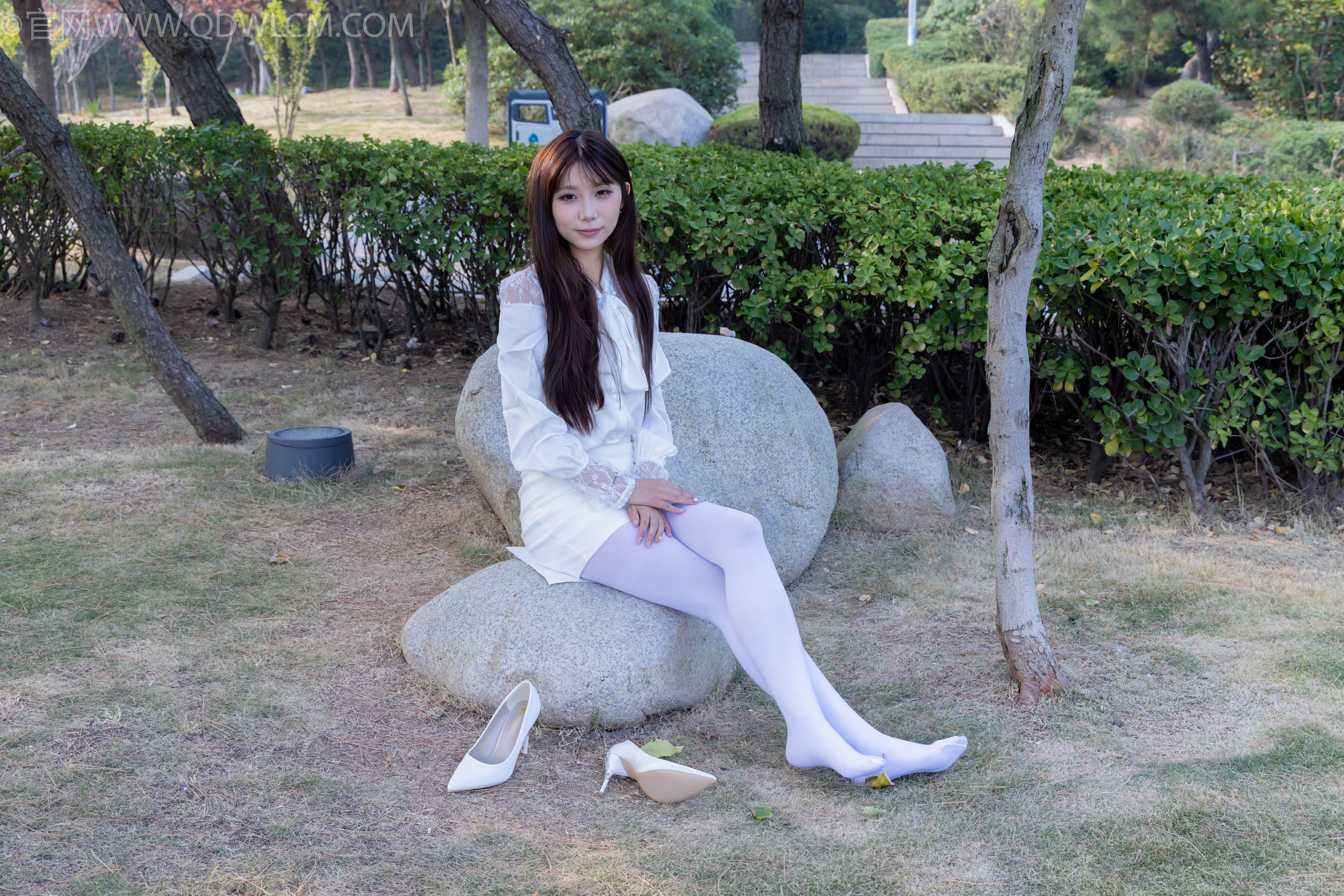 物恋传媒 No.2271 泡泡 -高跟鞋、厚白丝、户外/(261P)