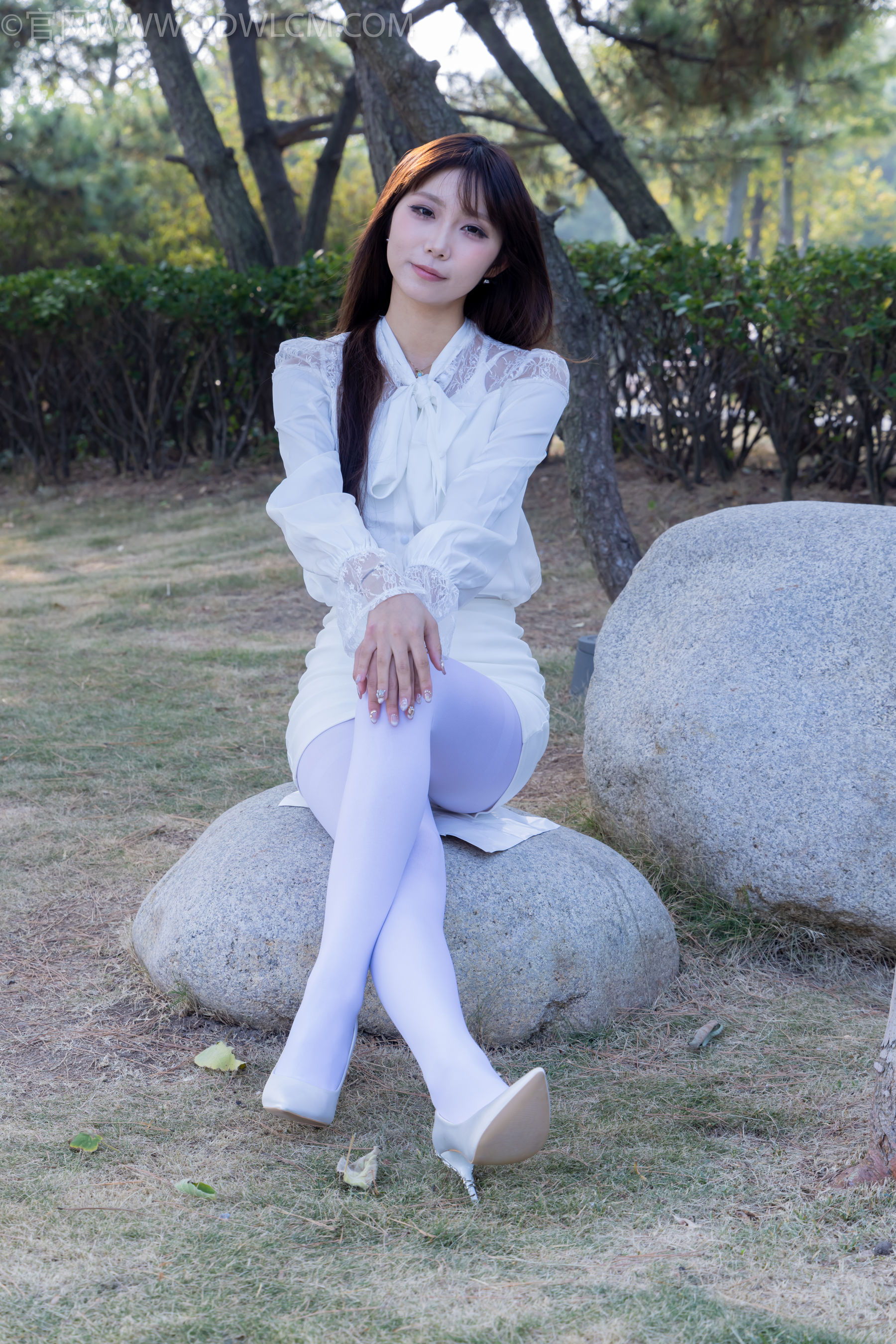 物恋传媒 No.2271 泡泡 -高跟鞋、厚白丝、户外/(261P)