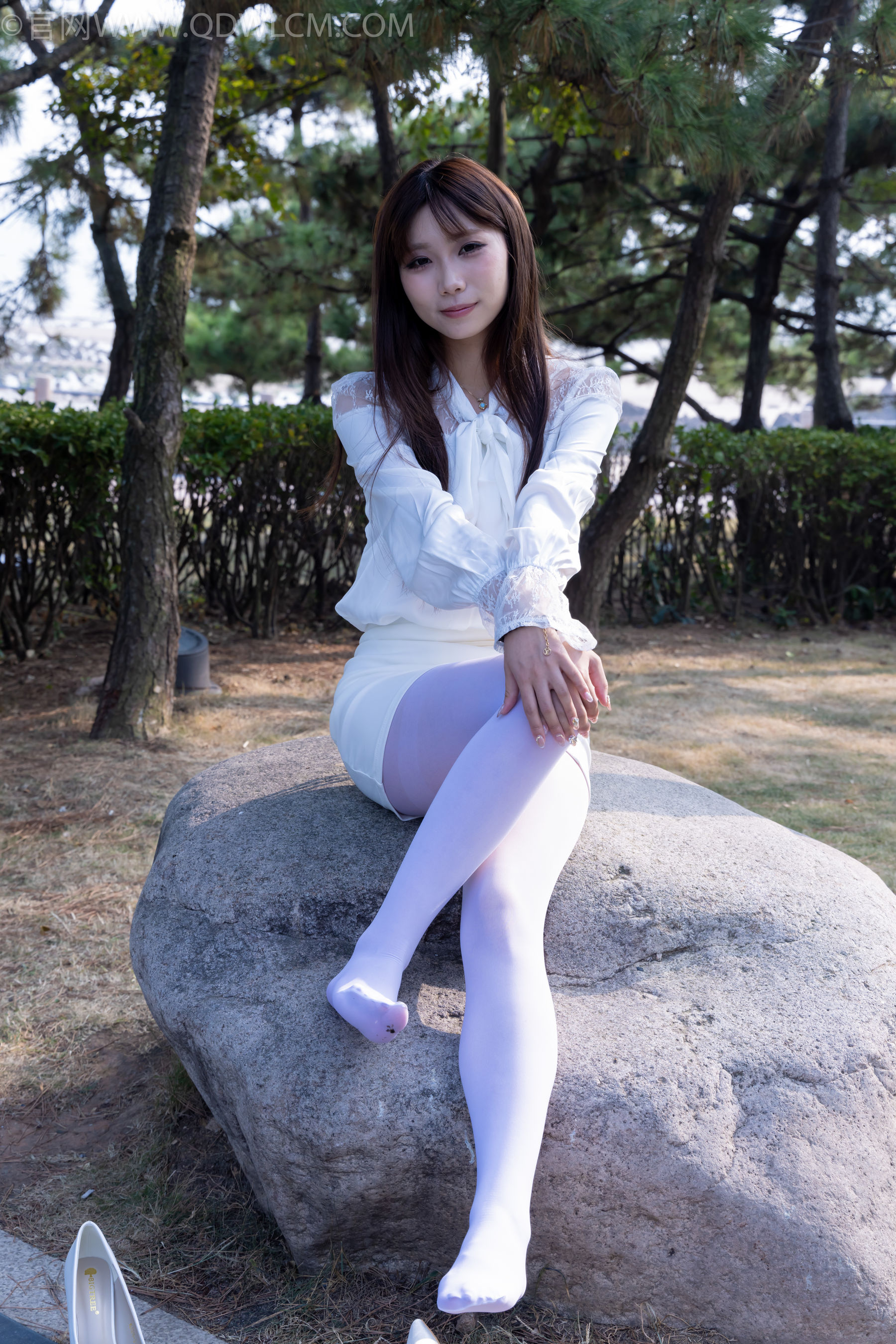 物恋传媒 No.2271 泡泡 -高跟鞋、厚白丝、户外/(261P)