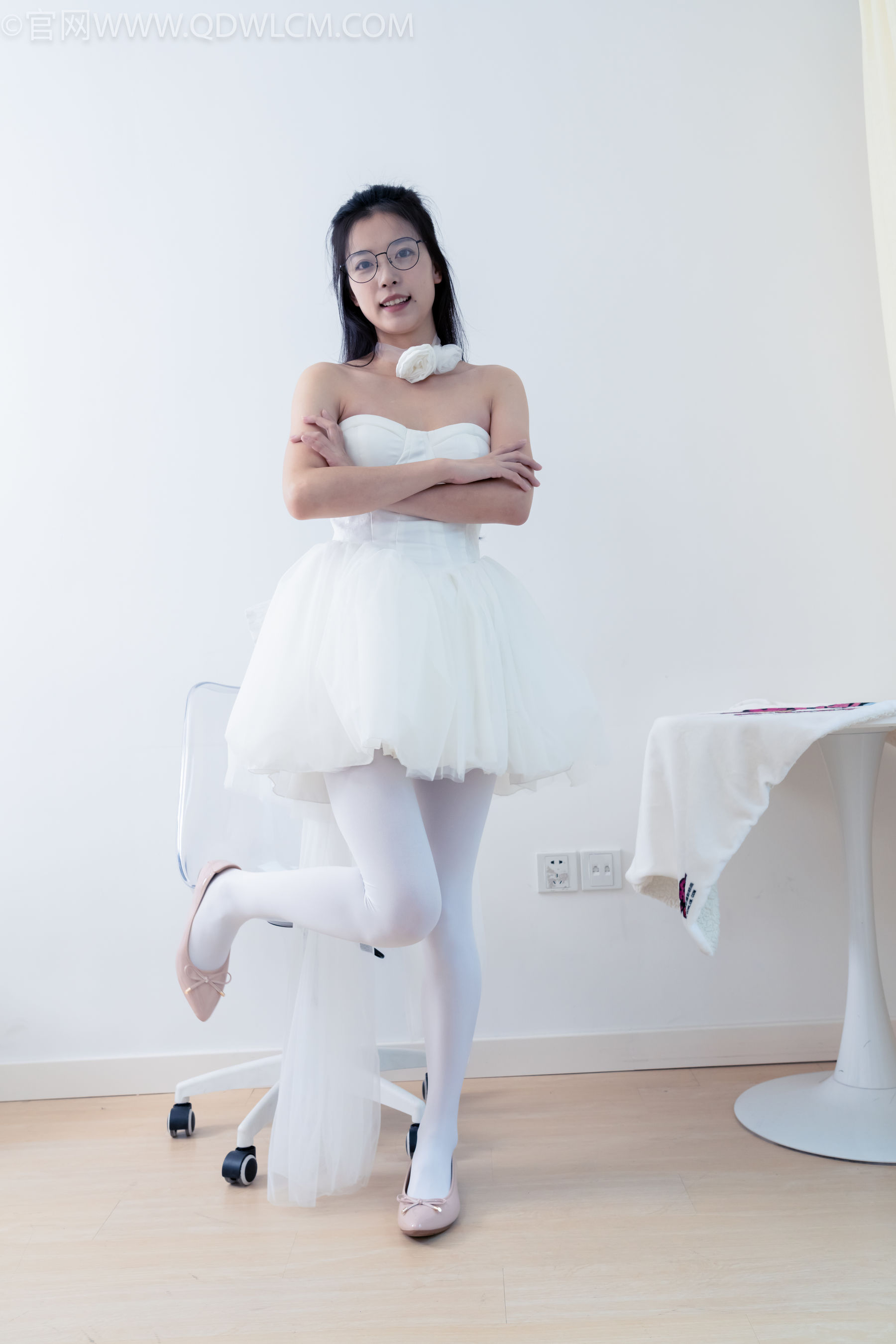 物恋传媒 No.2268 茯苓 -平底鞋、厚白丝、皮筋绑脚老头乐挠脚剧情/(169P)