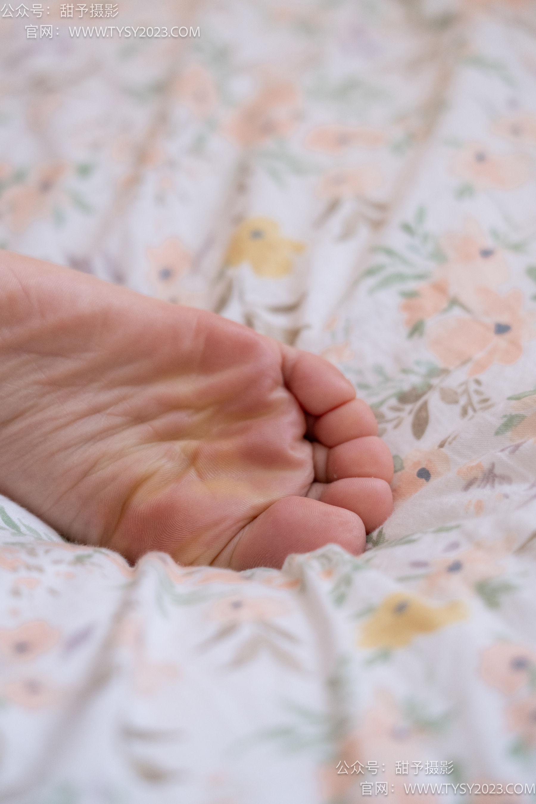 甜予摄影 No.105 齐齐 - 高跟鞋、白棉袜、裸足/(128P)