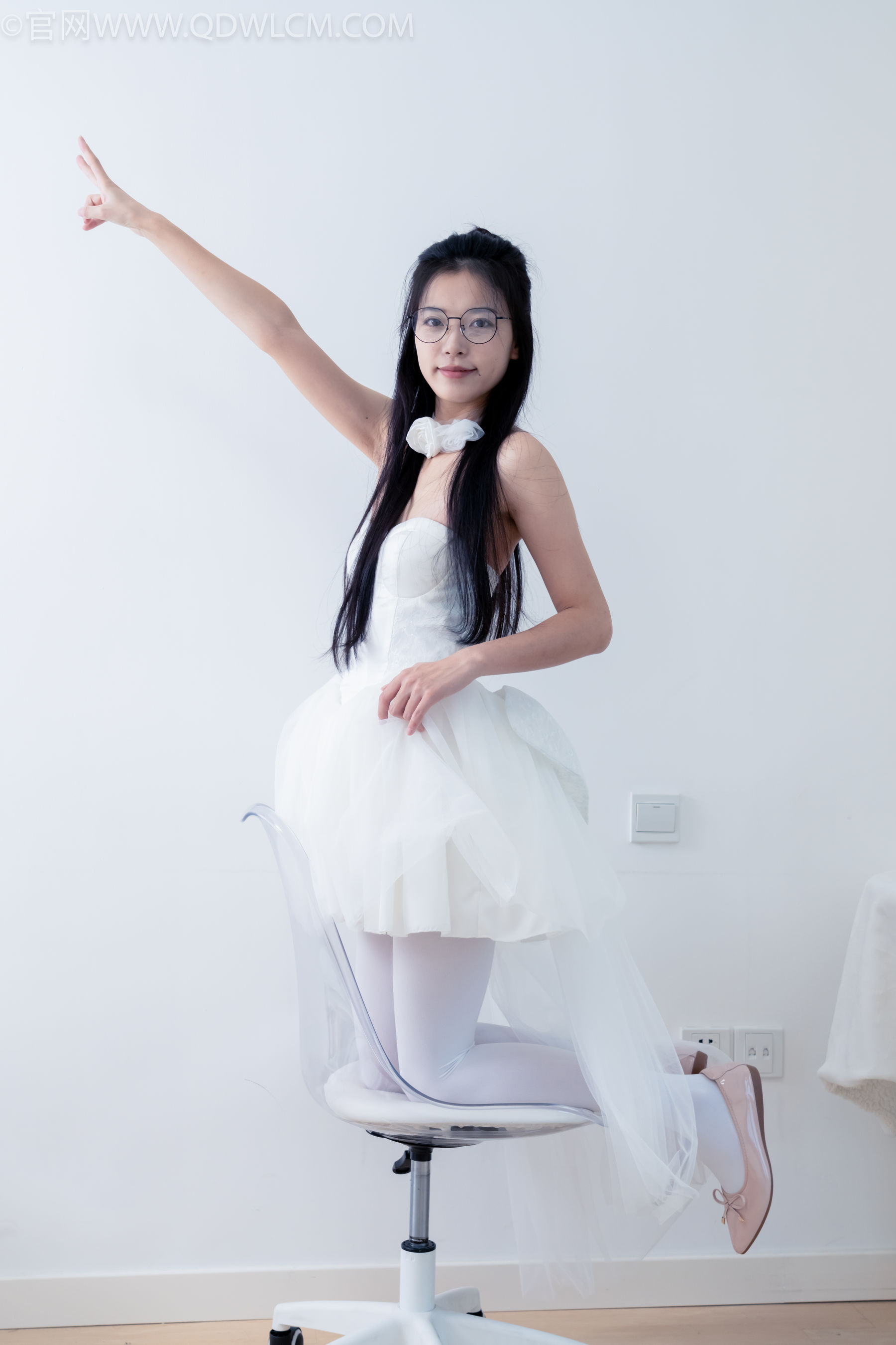 物恋传媒 No.2268 茯苓 -平底鞋、厚白丝、皮筋绑脚老头乐挠脚剧情/(169P)