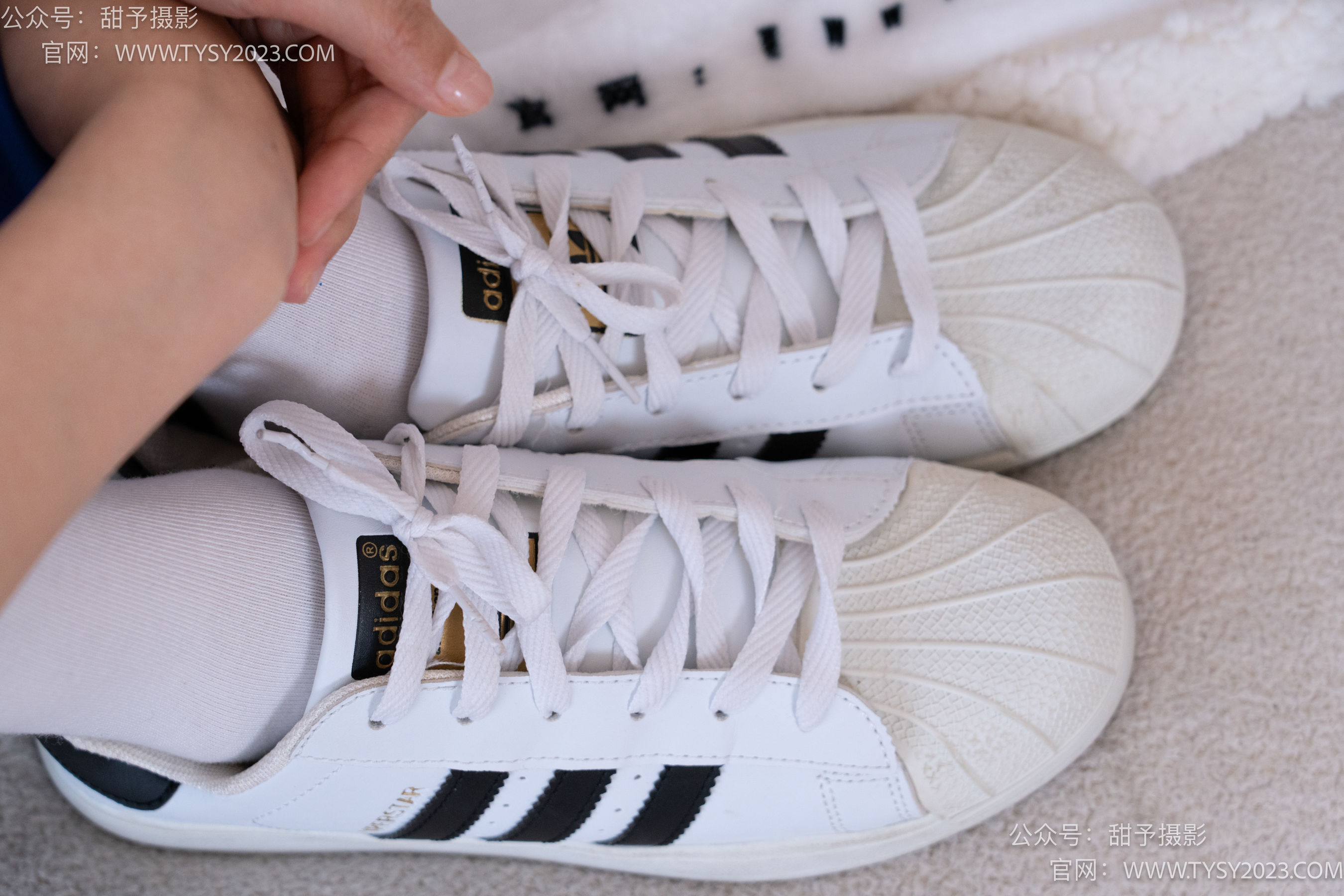 甜予摄影 No.102 澜澜 - 板鞋、白棉袜、肉丝（脚尖微加固款）/(126P)