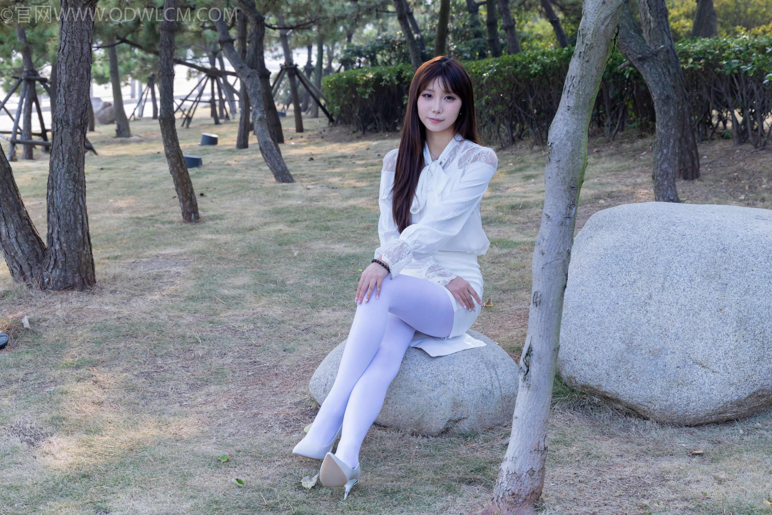 物恋传媒 No.2271 泡泡 -高跟鞋、厚白丝、户外/(261P)