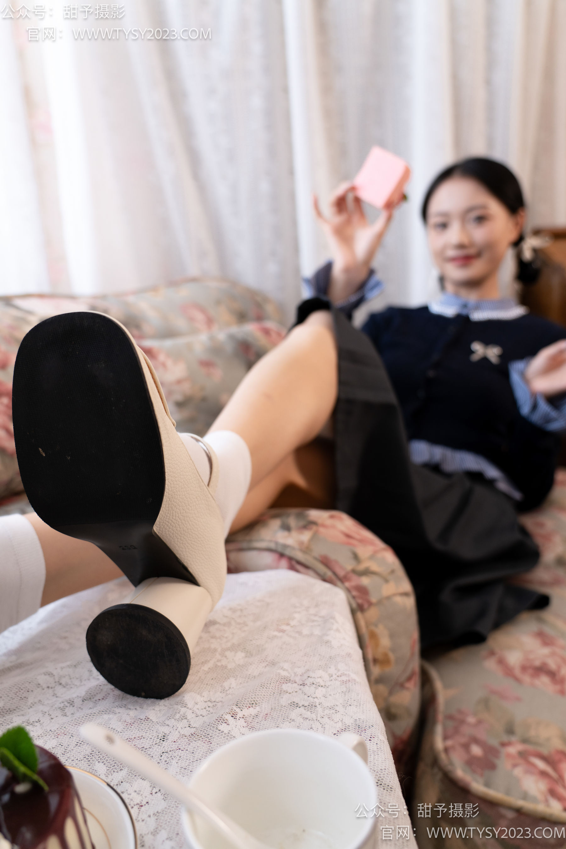 甜予摄影 No.105 齐齐 - 高跟鞋、白棉袜、裸足/(128P)