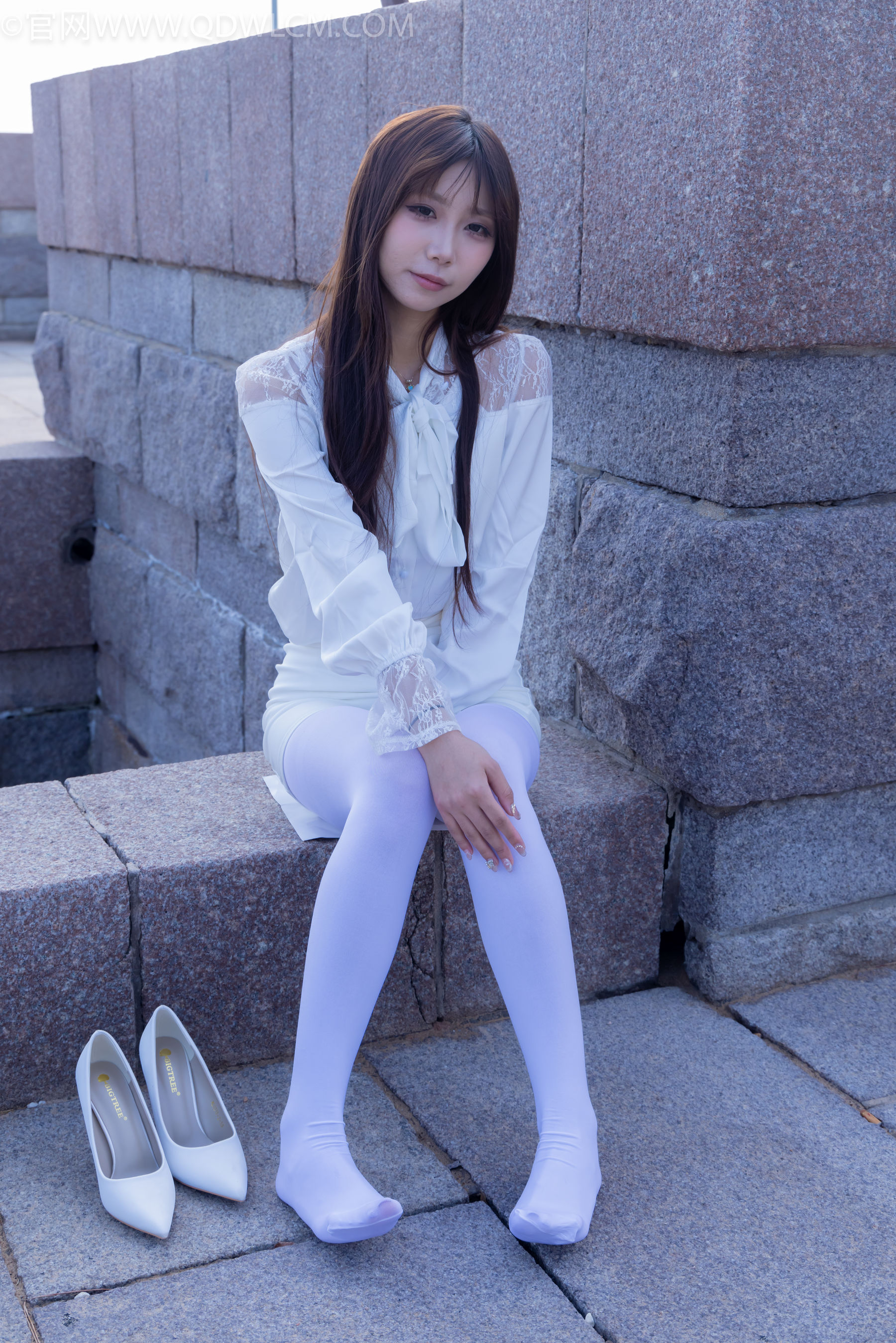 物恋传媒 No.2271 泡泡 -高跟鞋、厚白丝、户外/(261P)