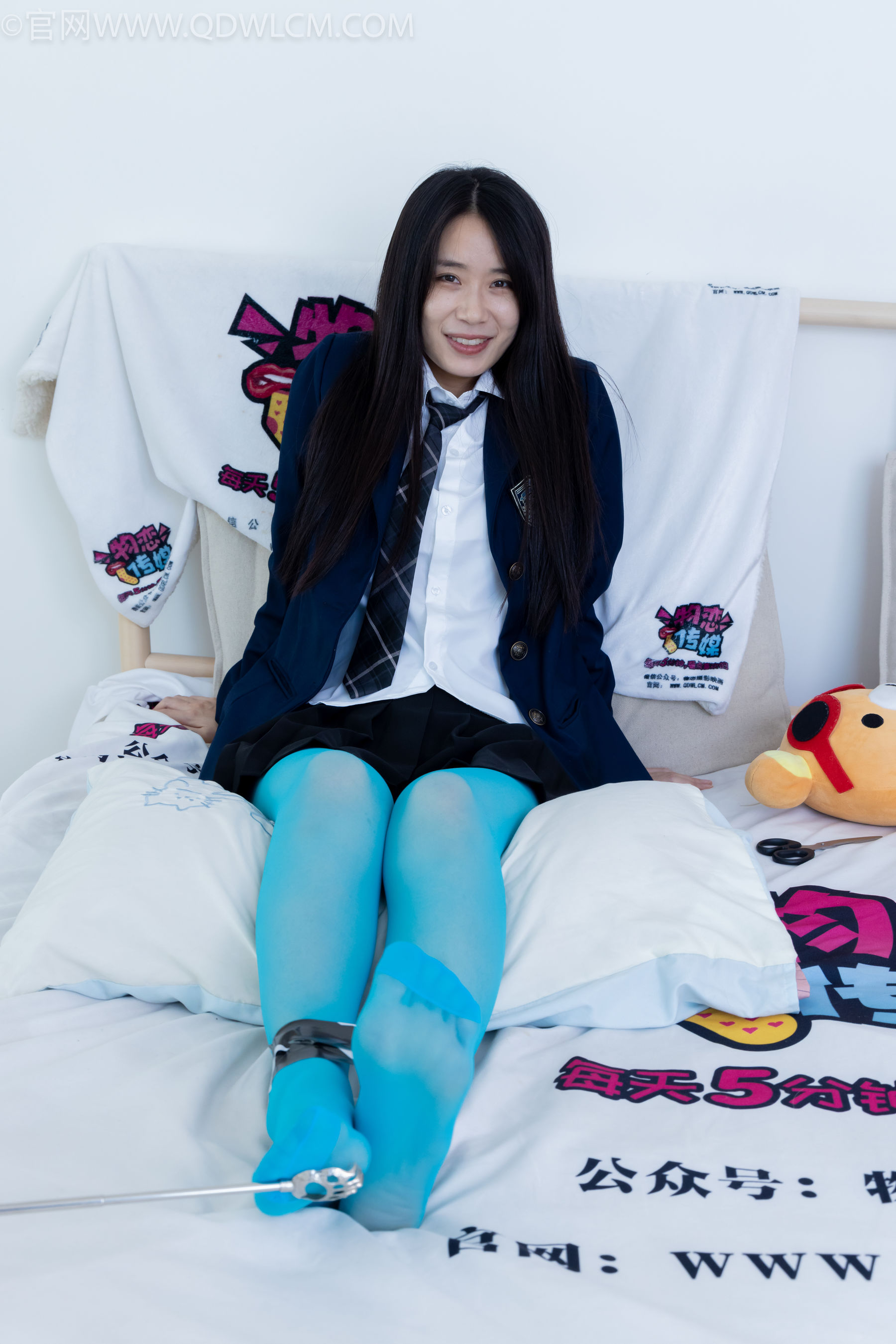 物恋传媒 No.2269 菜菜 -高跟鞋、薄蓝绿色丝、胶带绑脚踝老头乐挠脚剧情/(151P)