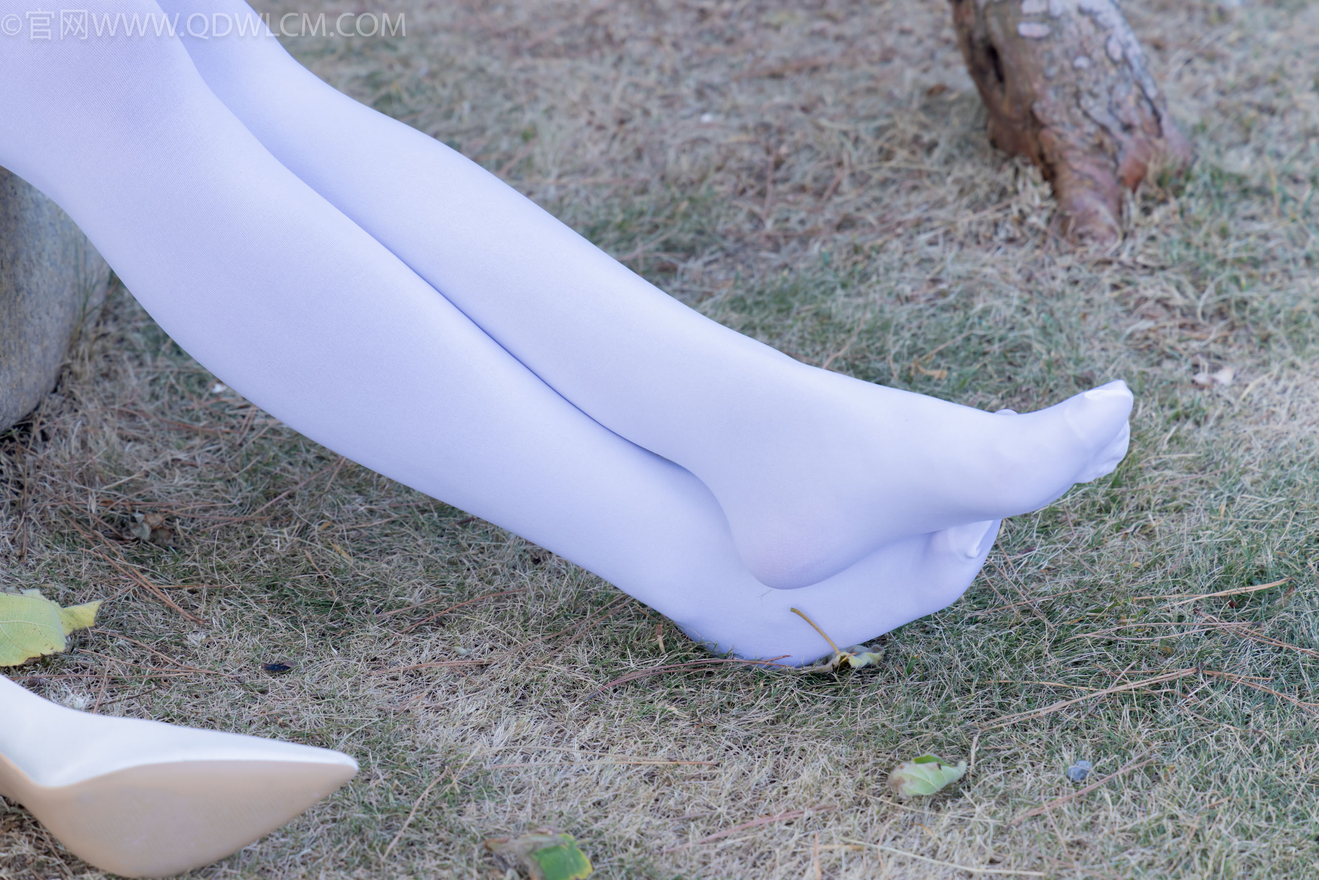 物恋传媒 No.2271 泡泡 -高跟鞋、厚白丝、户外/(261P)