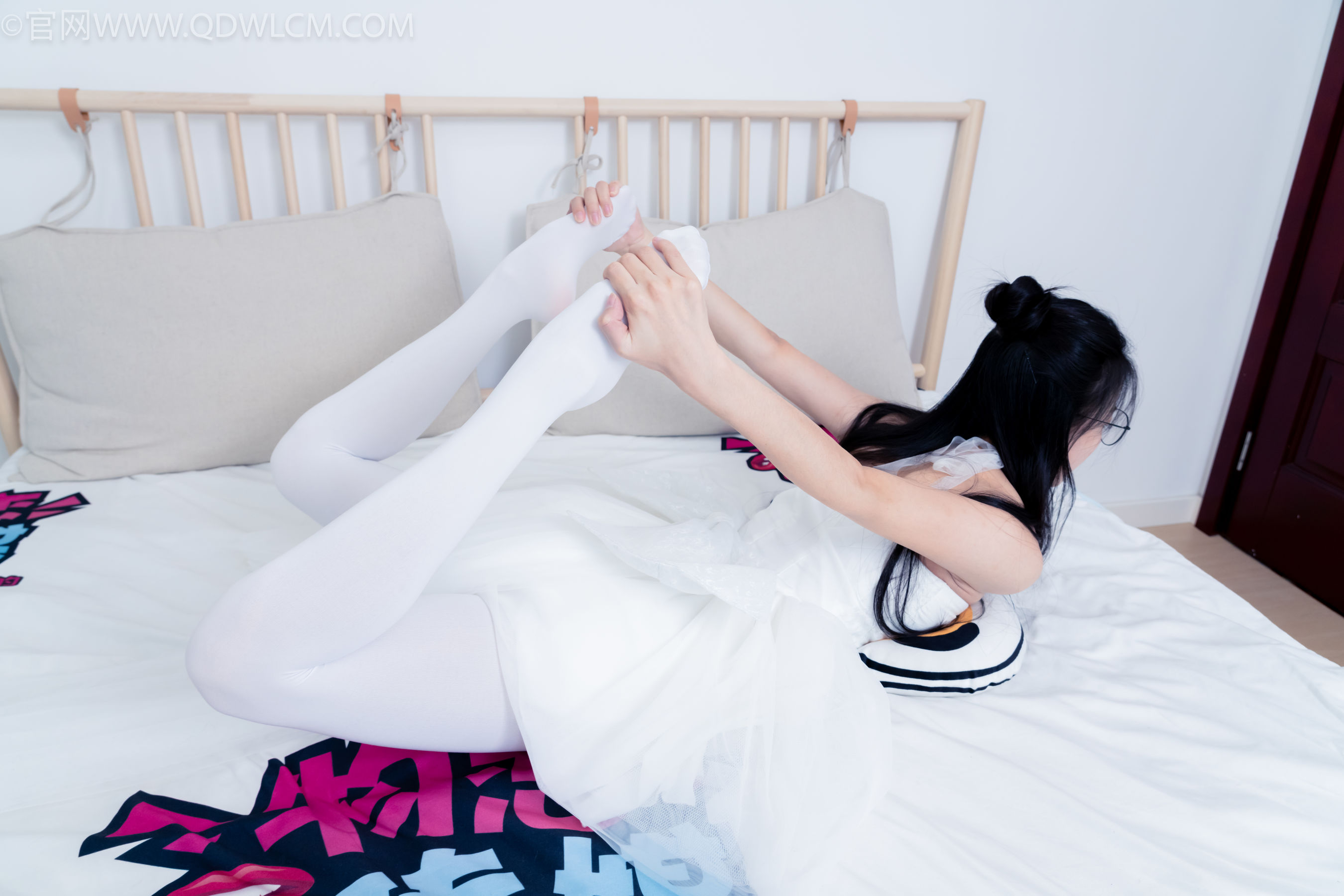 物恋传媒 No.2268 茯苓 -平底鞋、厚白丝、皮筋绑脚老头乐挠脚剧情/(169P)