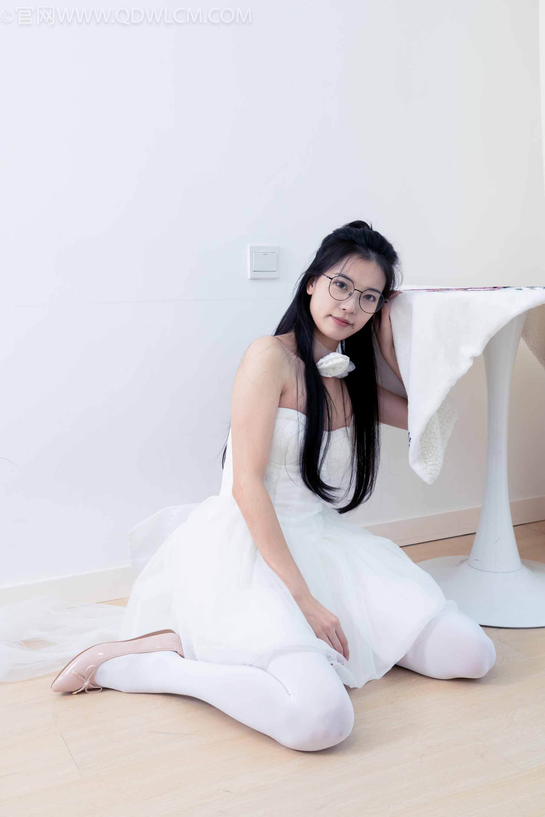 物恋传媒 No.2268 茯苓 -平底鞋、厚白丝、皮筋绑脚老头乐挠脚剧情/(169P)