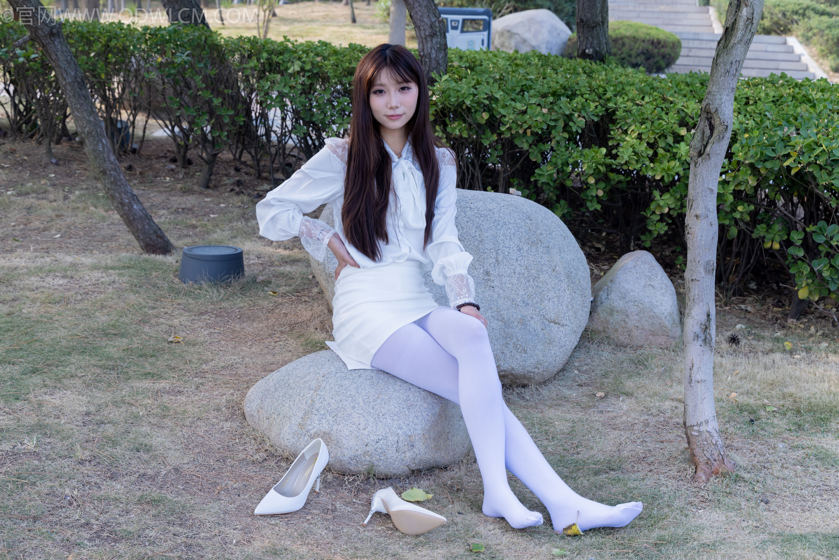 物恋传媒 No.2271 泡泡 -高跟鞋、厚白丝、户外/(261P)