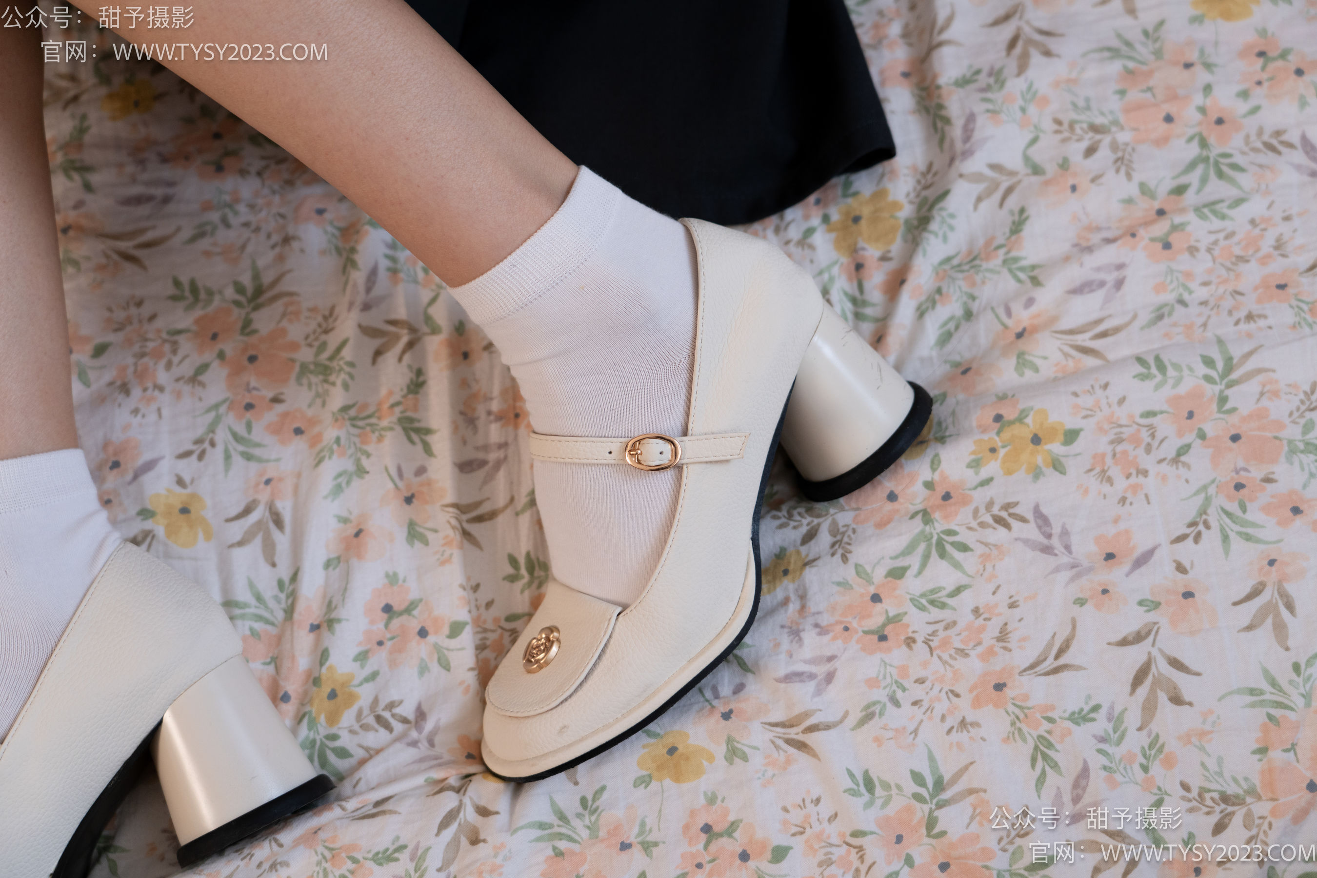甜予摄影 No.105 齐齐 - 高跟鞋、白棉袜、裸足/(128P)