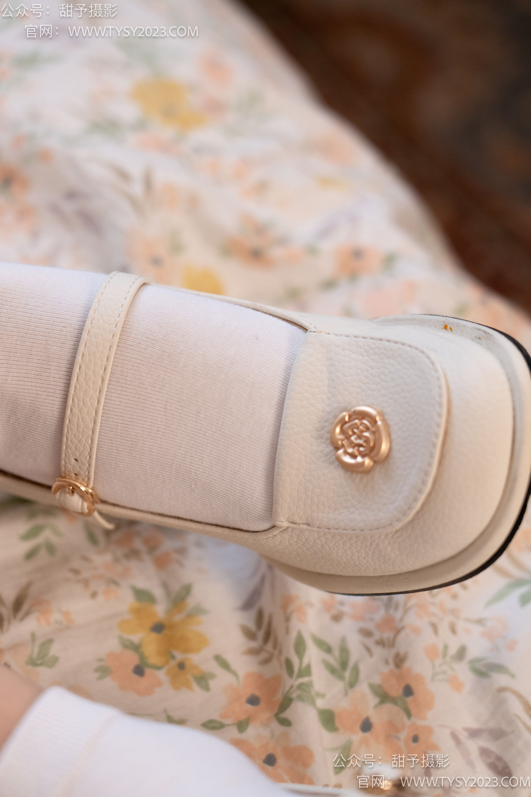 甜予摄影 No.105 齐齐 - 高跟鞋、白棉袜、裸足/(128P)