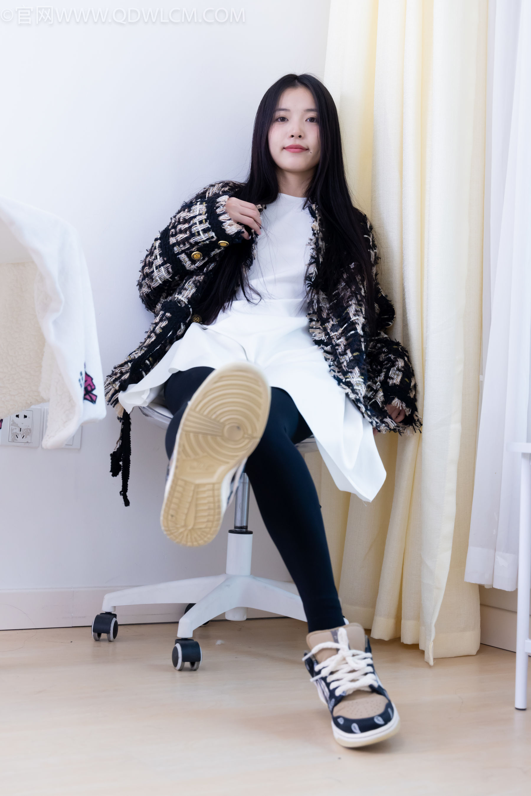 物恋传媒 No.2260 茯苓 -板鞋、黑色踩脚裤、白棉袜/(156P)