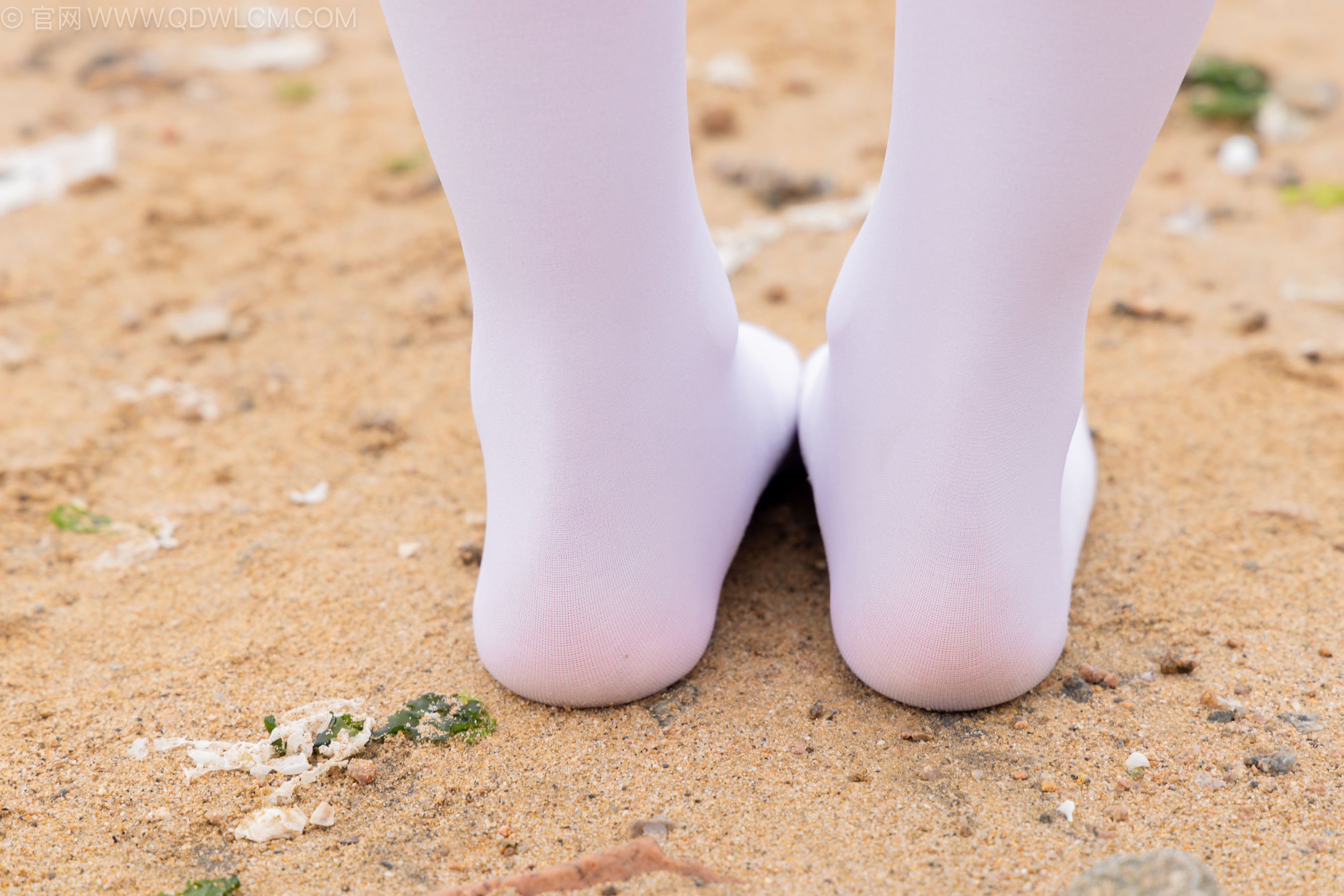 物恋传媒 No.2242 闪闪 -板鞋、厚白丝、户外草地公园沙滩脱鞋丝袜走路剧情/(155P)