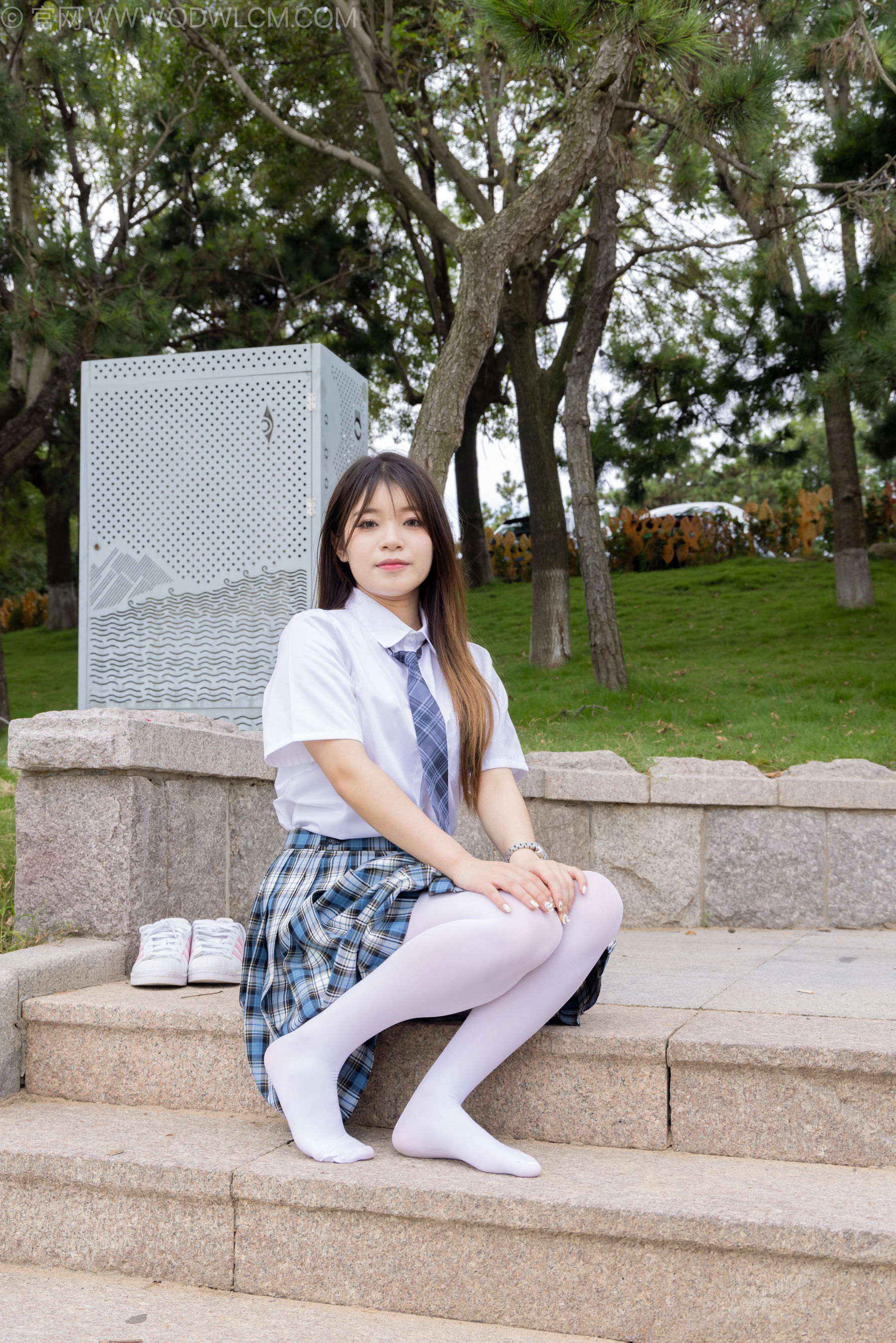 物恋传媒 No.2242 闪闪 -板鞋、厚白丝、户外草地公园沙滩脱鞋丝袜走路剧情/(155P)