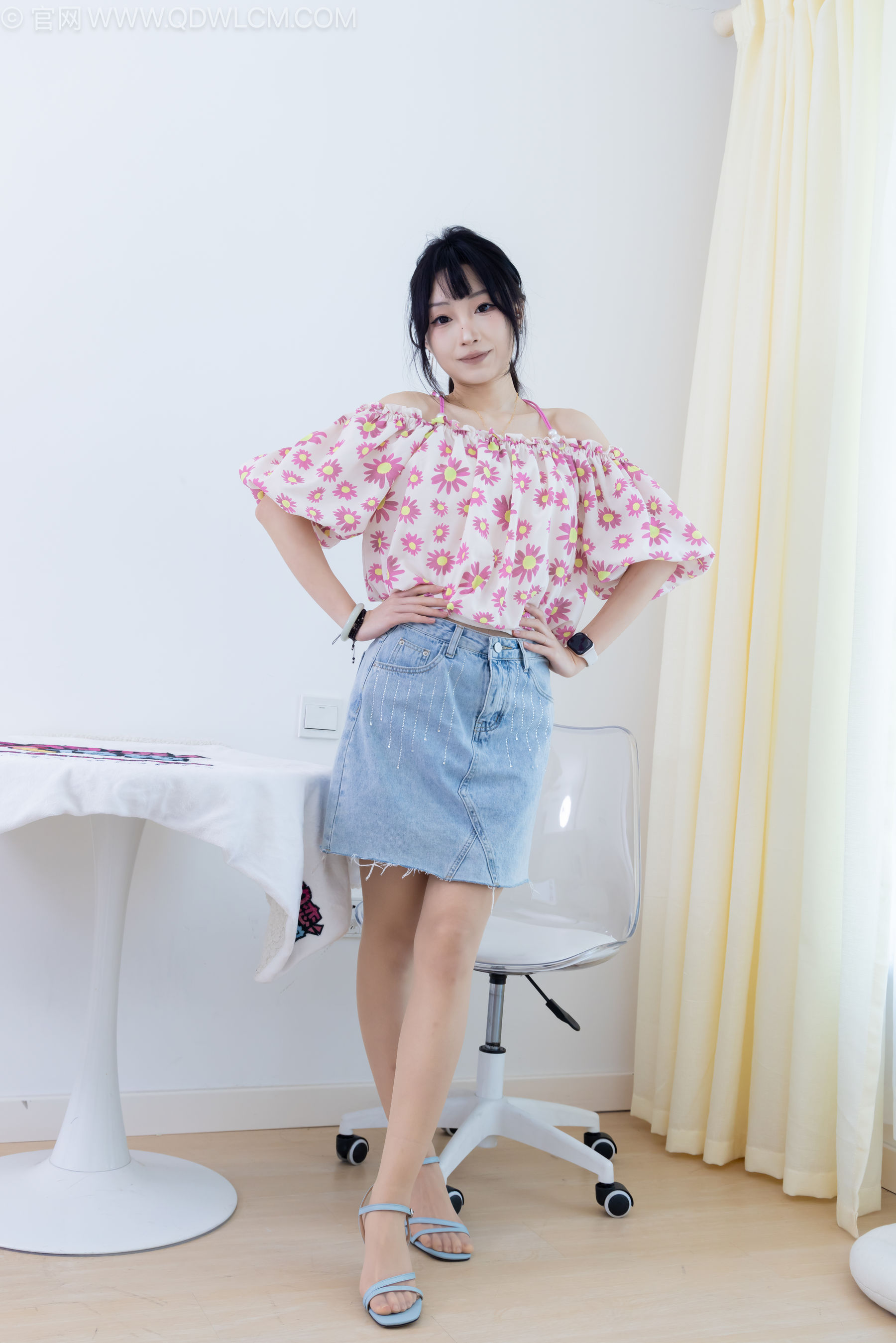 物恋传媒 No.2240 嘟嘟 -三双高跟鞋、薄肉丝、裸足、视频以超近景特写为主/(155P)