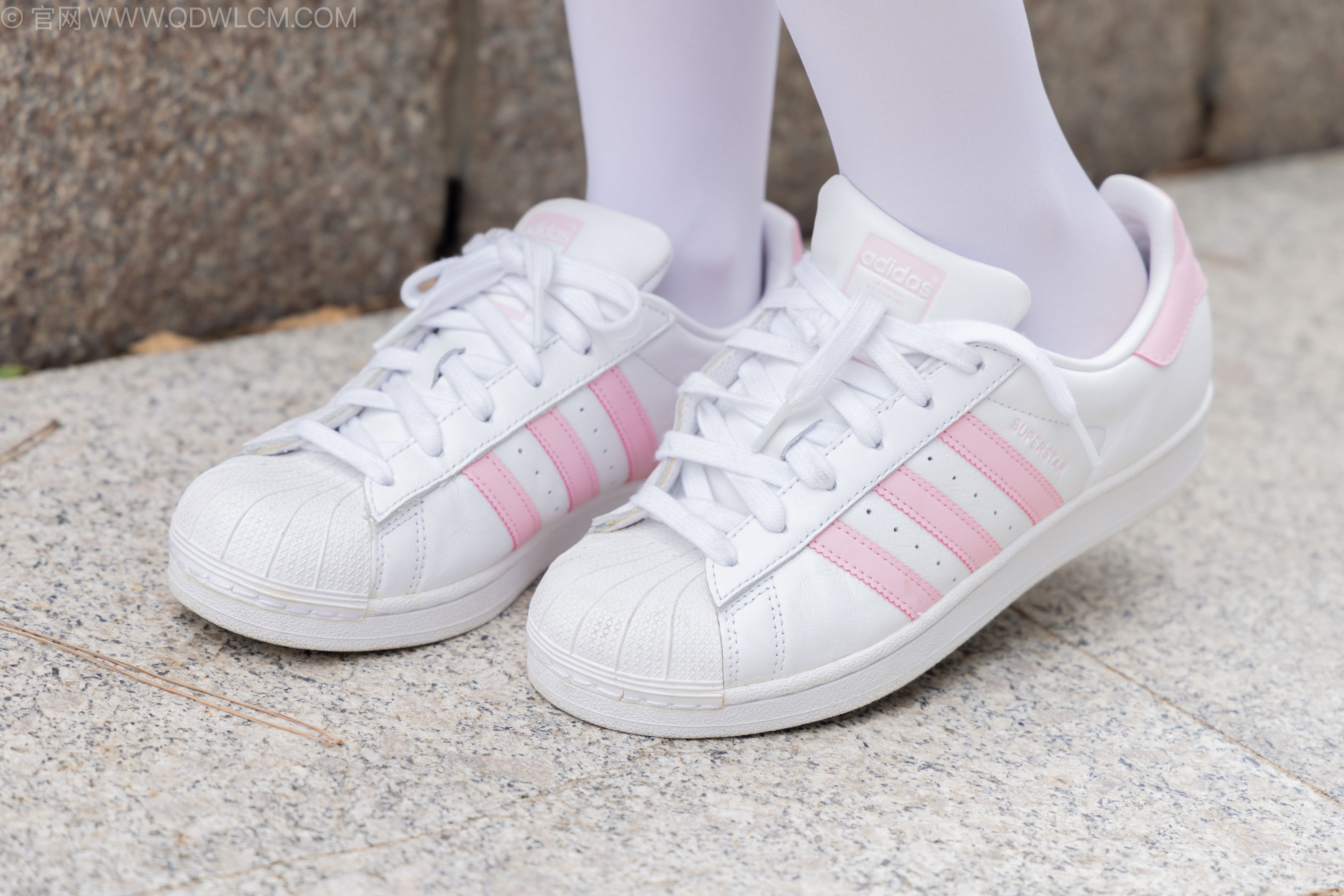 物恋传媒 No.2242 闪闪 -板鞋、厚白丝、户外草地公园沙滩脱鞋丝袜走路剧情/(155P)