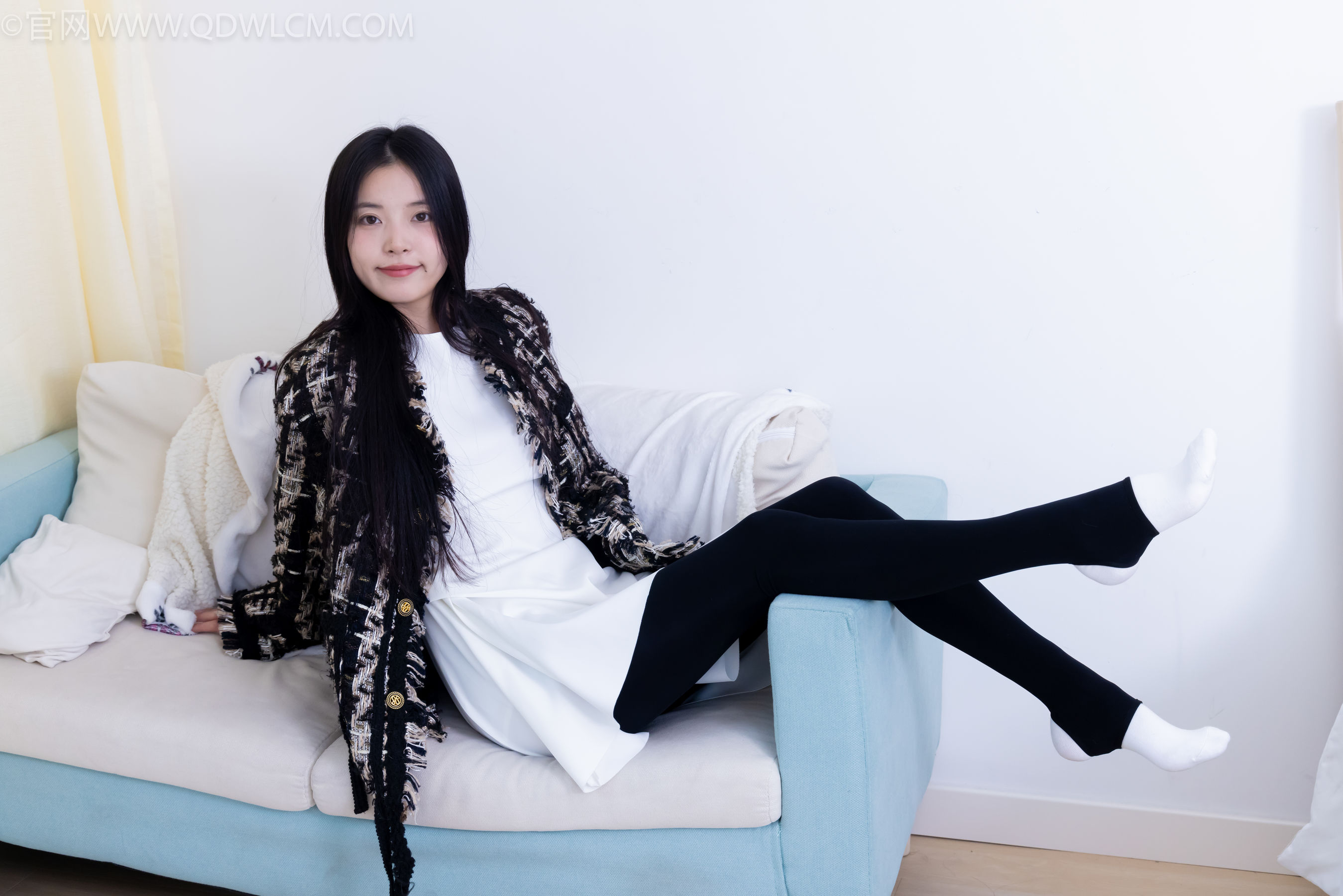 物恋传媒 No.2260 茯苓 -板鞋、黑色踩脚裤、白棉袜/(156P)