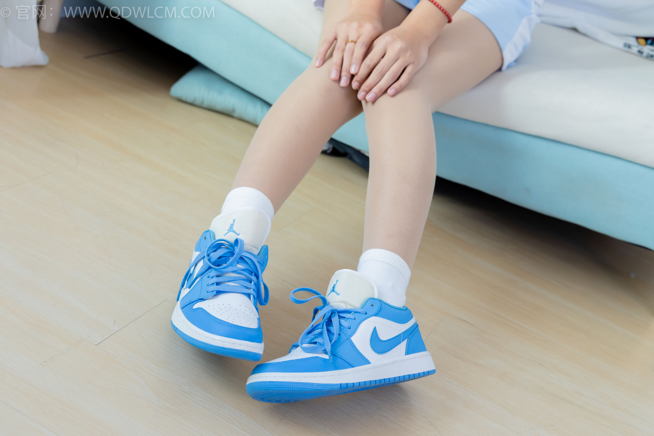 物恋传媒 No.2250 岚岚 -板鞋、白棉袜、薄肉丝、老头乐挠脚剧情/(150P)