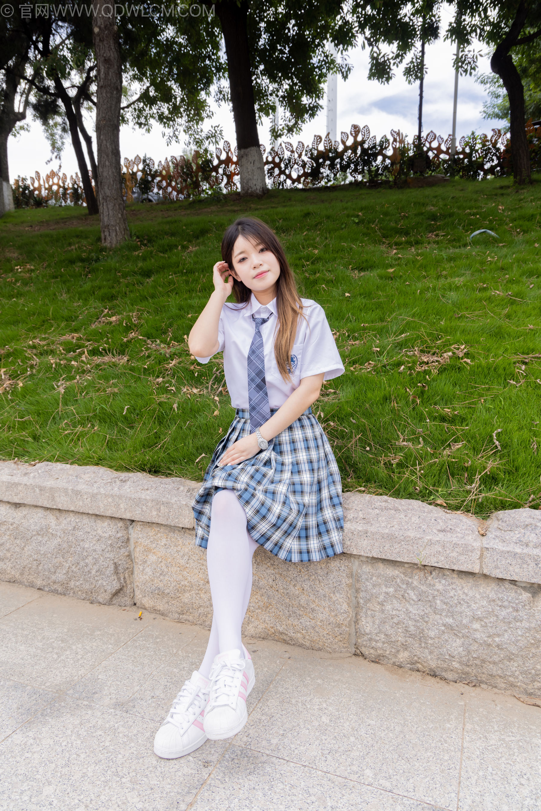 物恋传媒 No.2242 闪闪 -板鞋、厚白丝、户外草地公园沙滩脱鞋丝袜走路剧情/(155P)