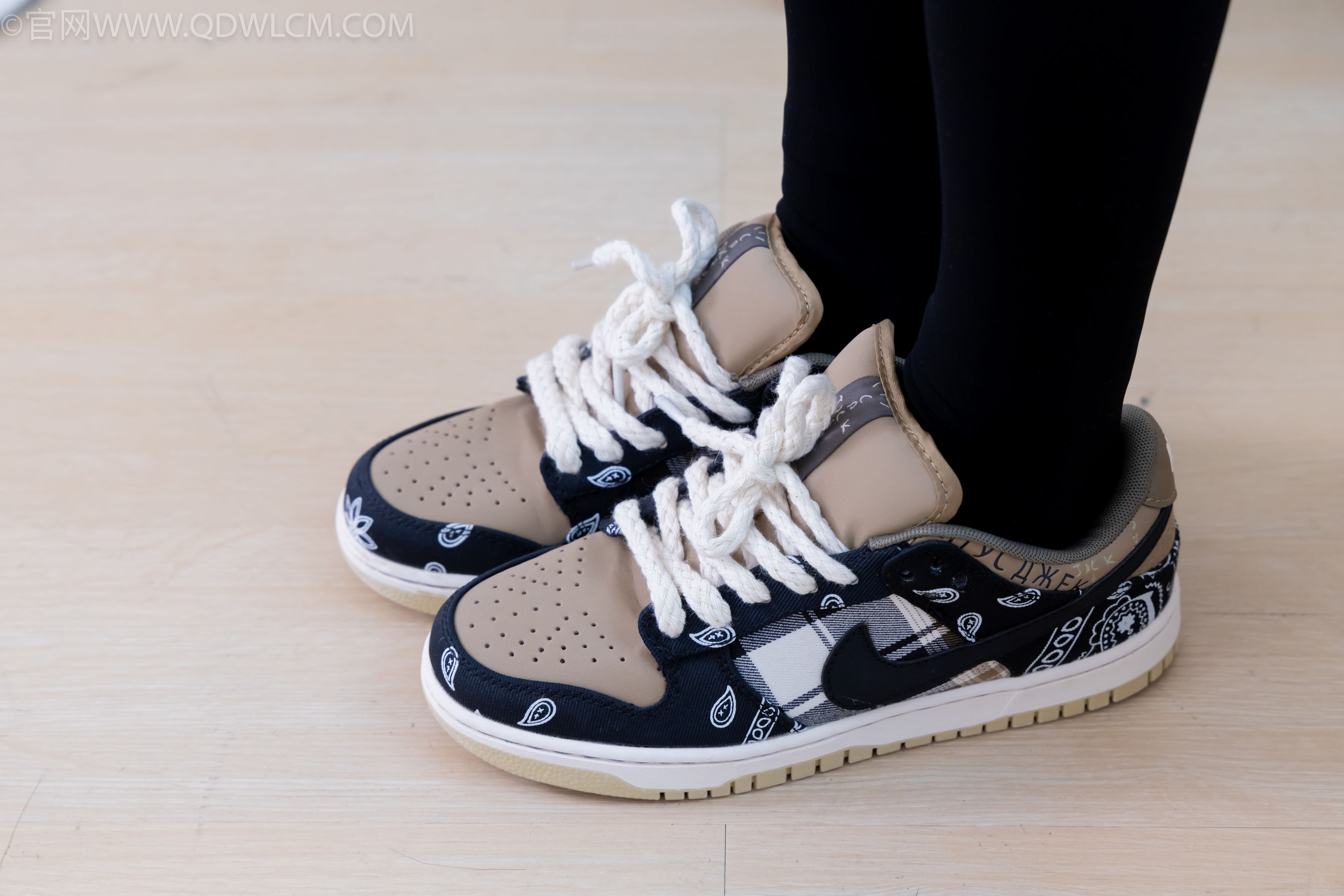 物恋传媒 No.2260 茯苓 -板鞋、黑色踩脚裤、白棉袜/(156P)