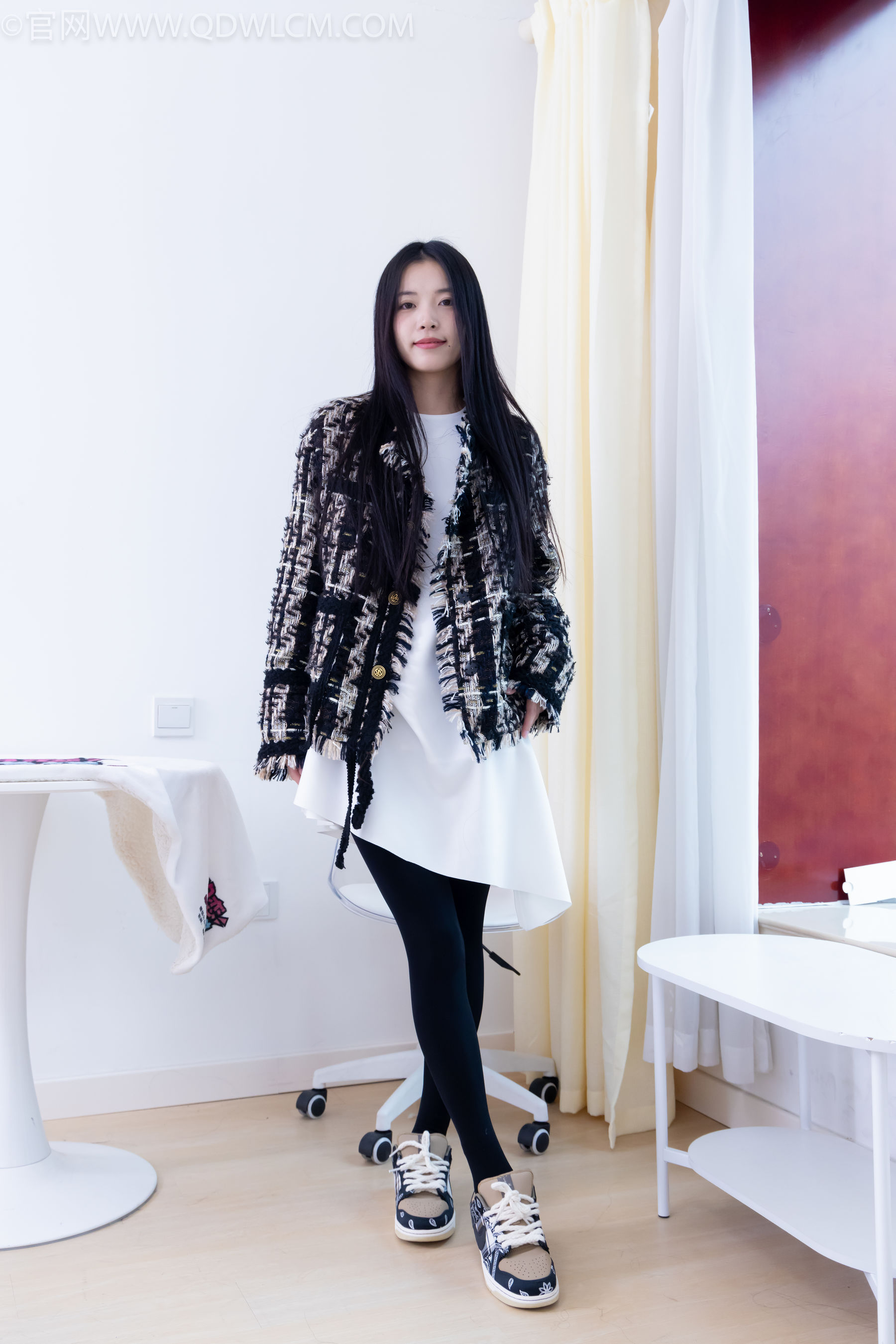 物恋传媒 No.2260 茯苓 -板鞋、黑色踩脚裤、白棉袜/(156P)