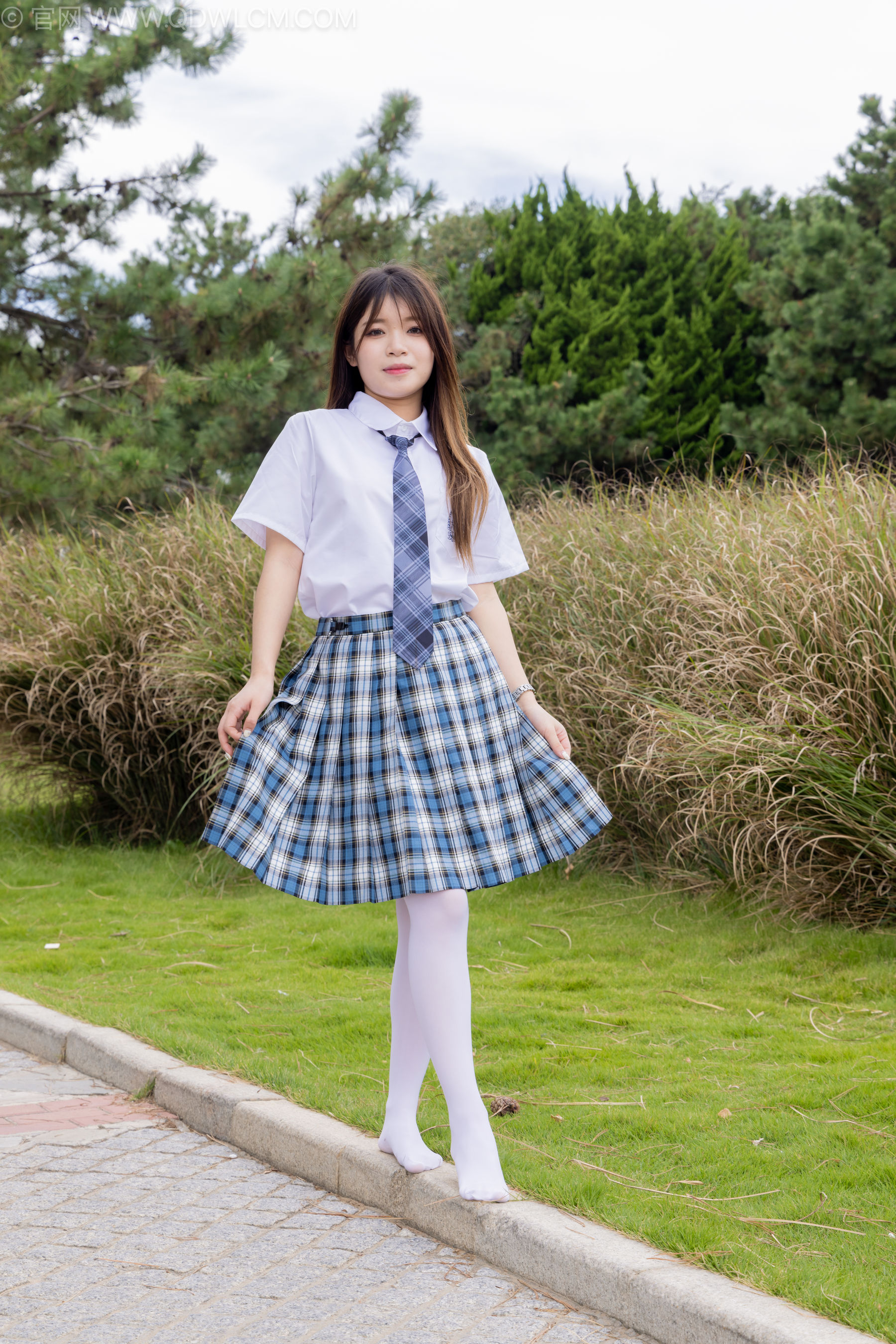 物恋传媒 No.2242 闪闪 -板鞋、厚白丝、户外草地公园沙滩脱鞋丝袜走路剧情/(155P)