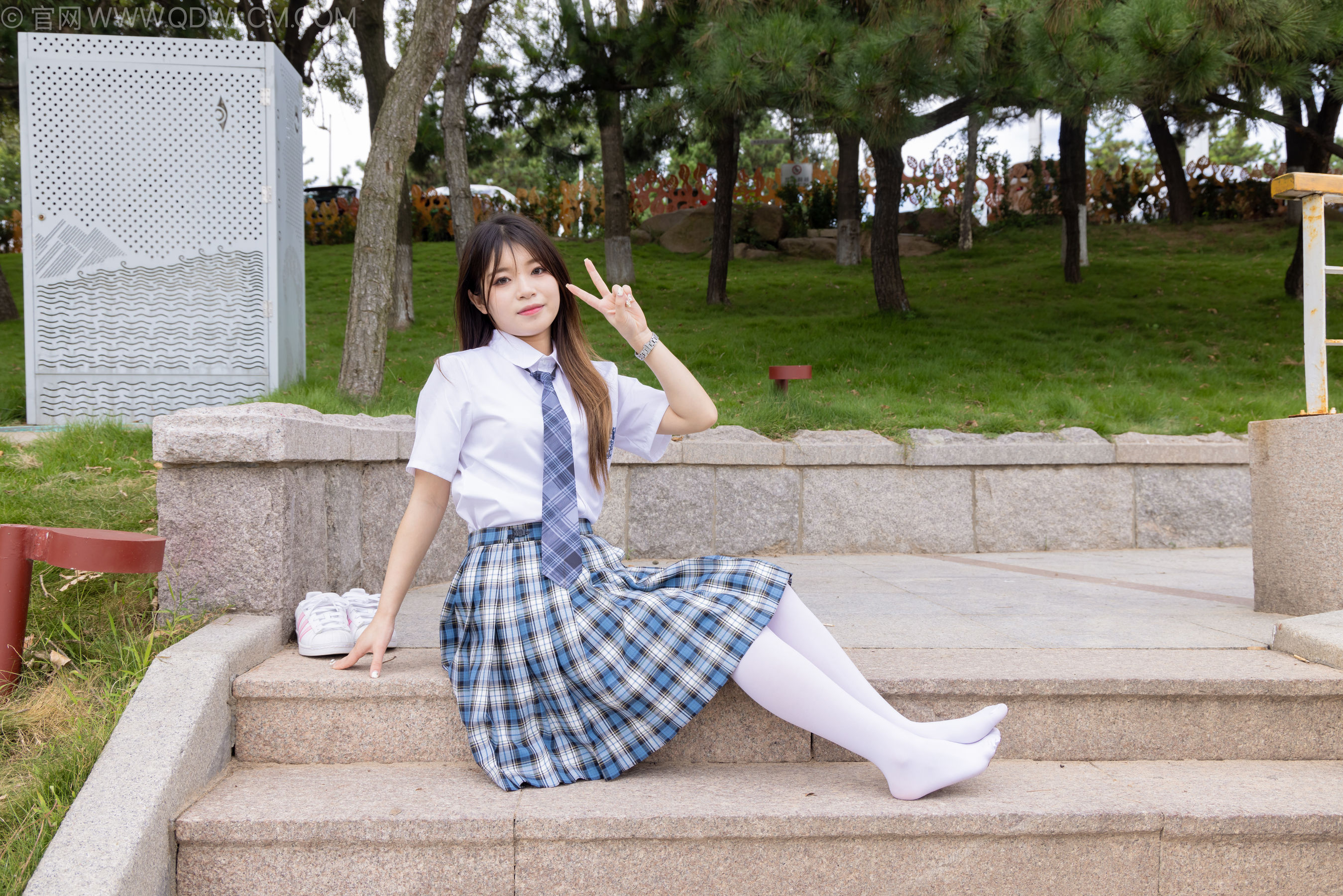 物恋传媒 No.2242 闪闪 -板鞋、厚白丝、户外草地公园沙滩脱鞋丝袜走路剧情/(155P)