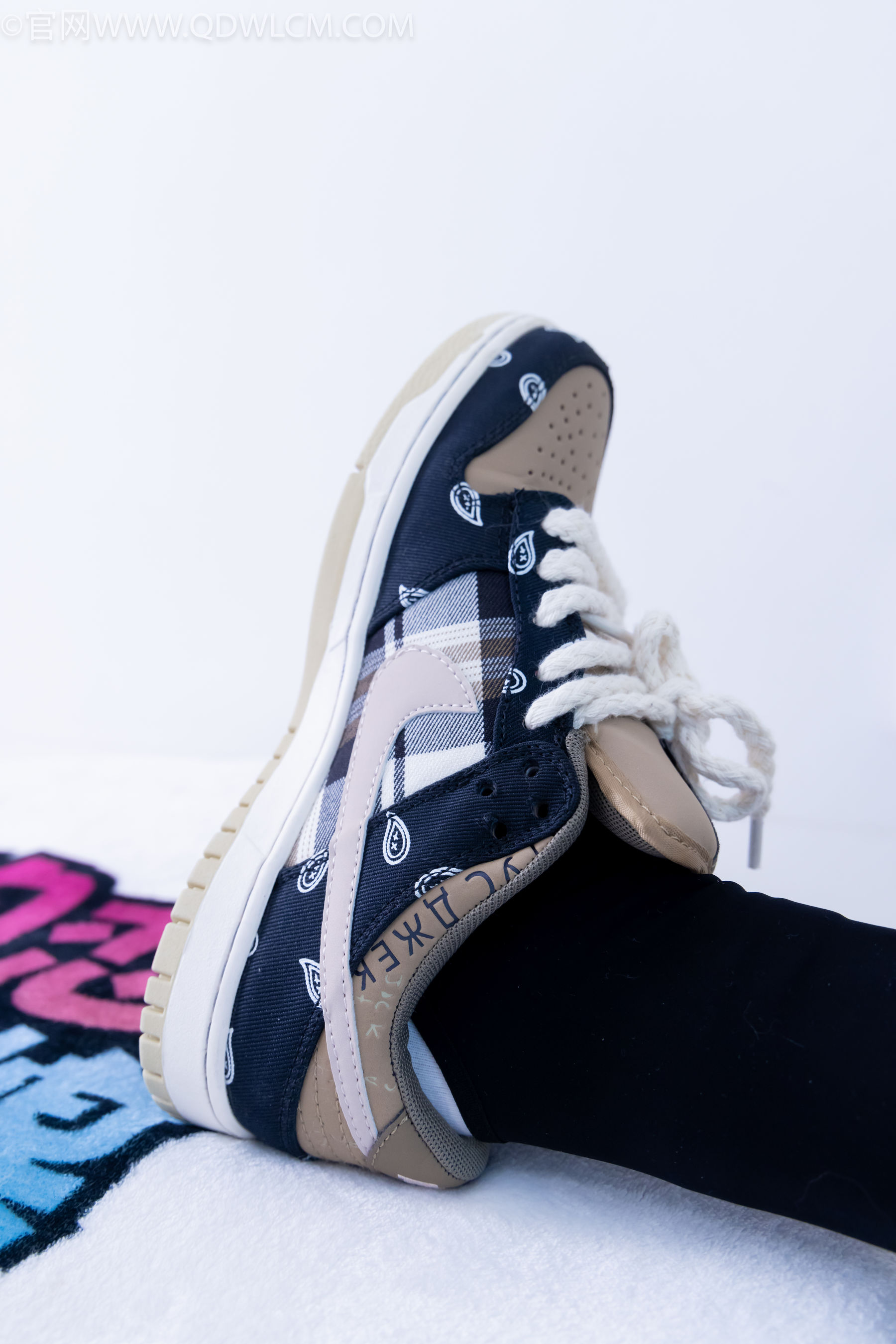 物恋传媒 No.2260 茯苓 -板鞋、黑色踩脚裤、白棉袜/(156P)