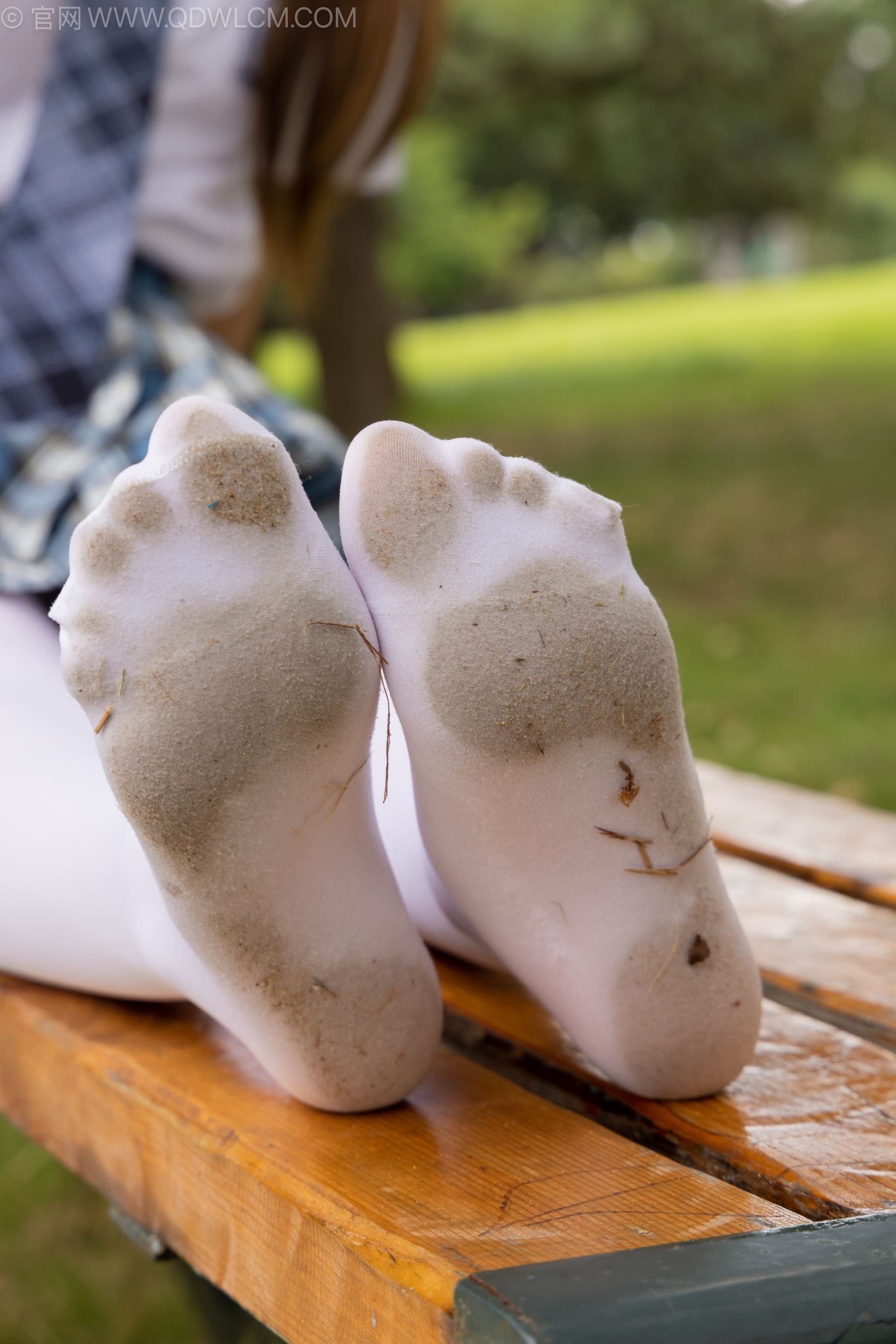 物恋传媒 No.2242 闪闪 -板鞋、厚白丝、户外草地公园沙滩脱鞋丝袜走路剧情/(155P)