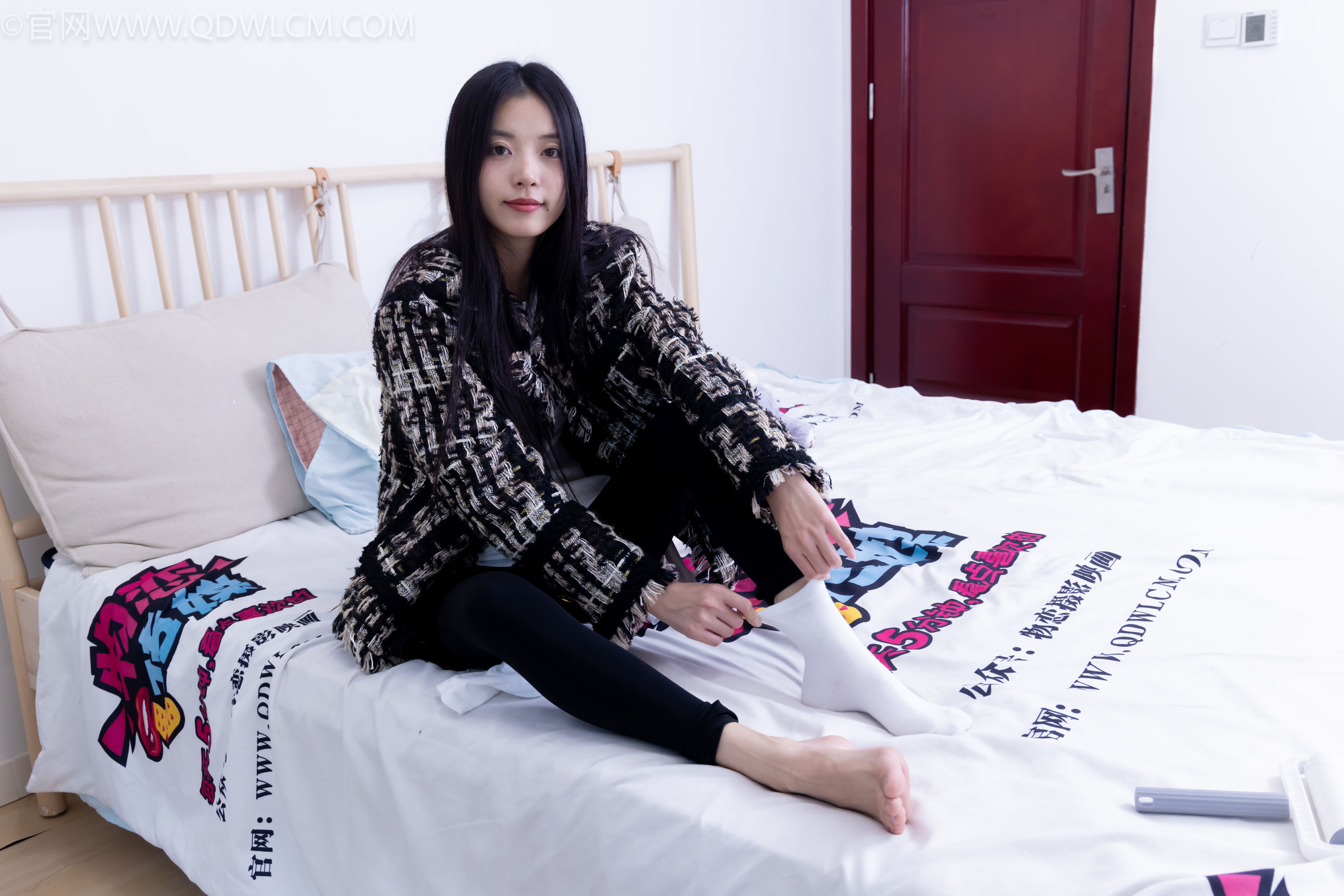 物恋传媒 No.2260 茯苓 -板鞋、黑色踩脚裤、白棉袜/(156P)