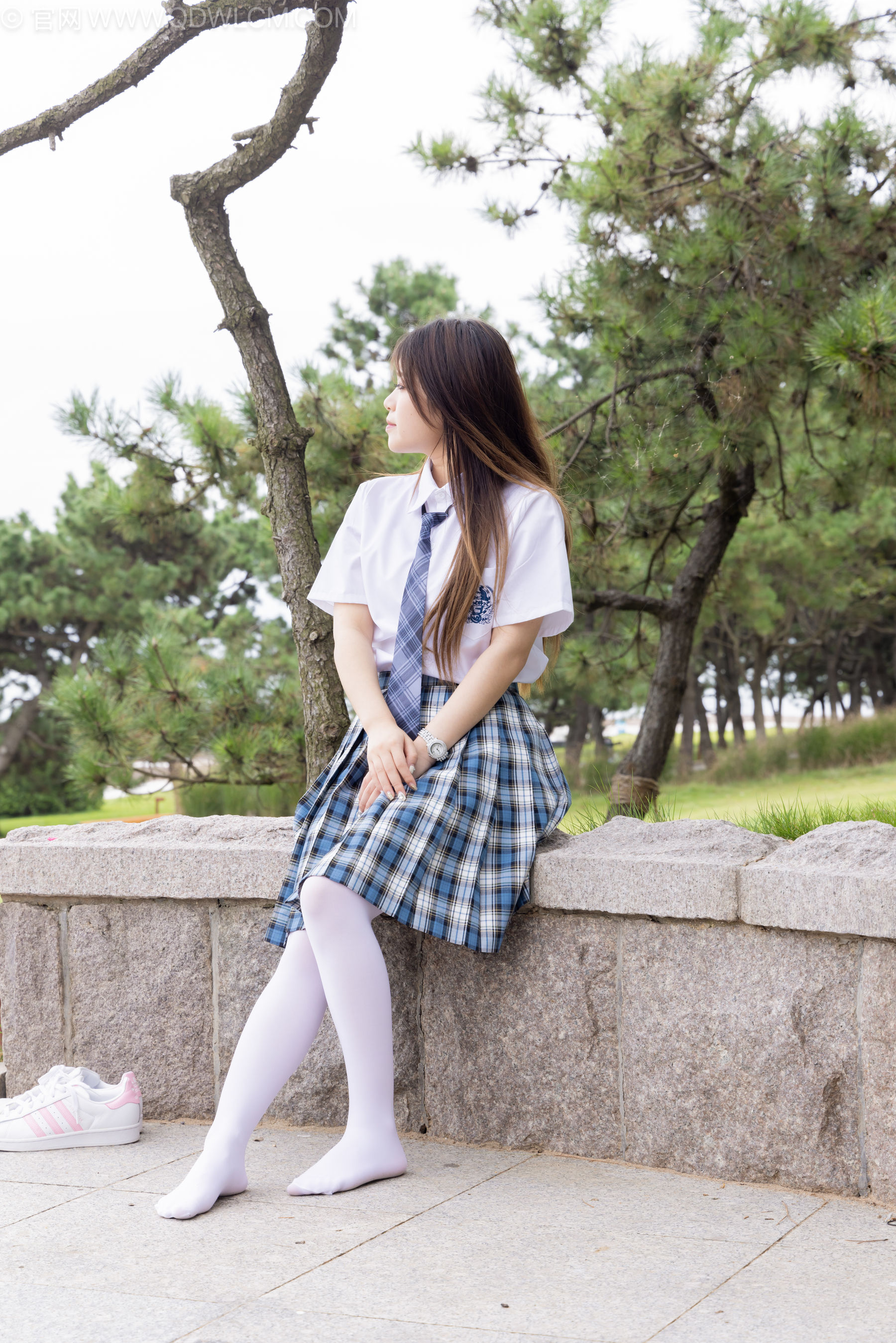 物恋传媒 No.2242 闪闪 -板鞋、厚白丝、户外草地公园沙滩脱鞋丝袜走路剧情/(155P)