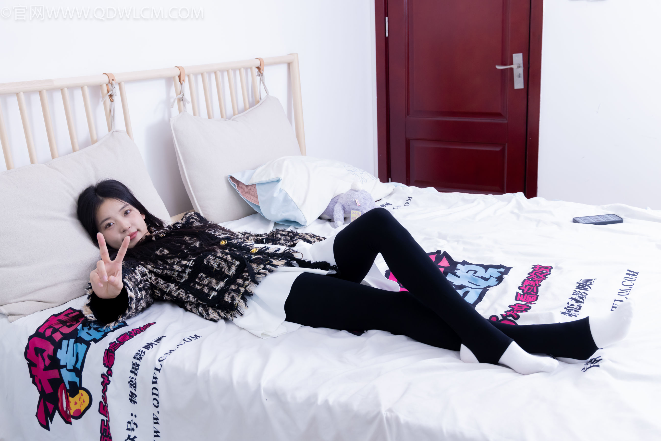 物恋传媒 No.2260 茯苓 -板鞋、黑色踩脚裤、白棉袜/(156P)