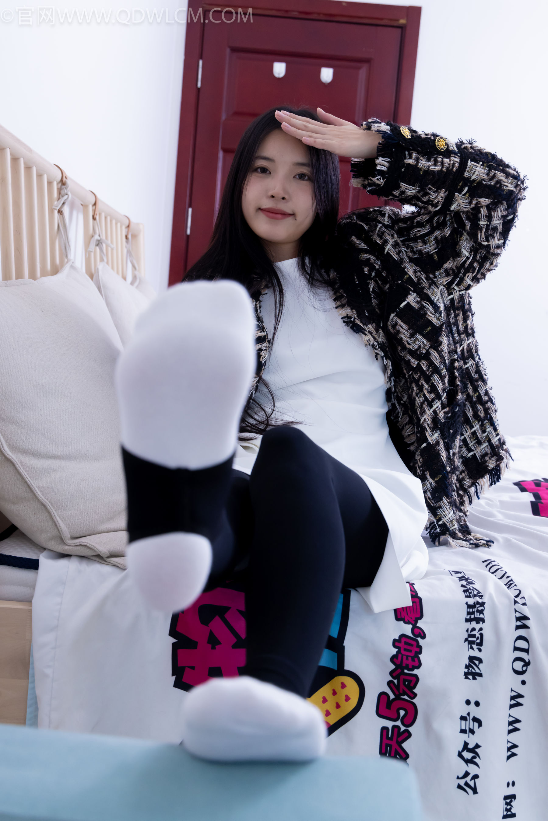 物恋传媒 No.2260 茯苓 -板鞋、黑色踩脚裤、白棉袜/(156P)