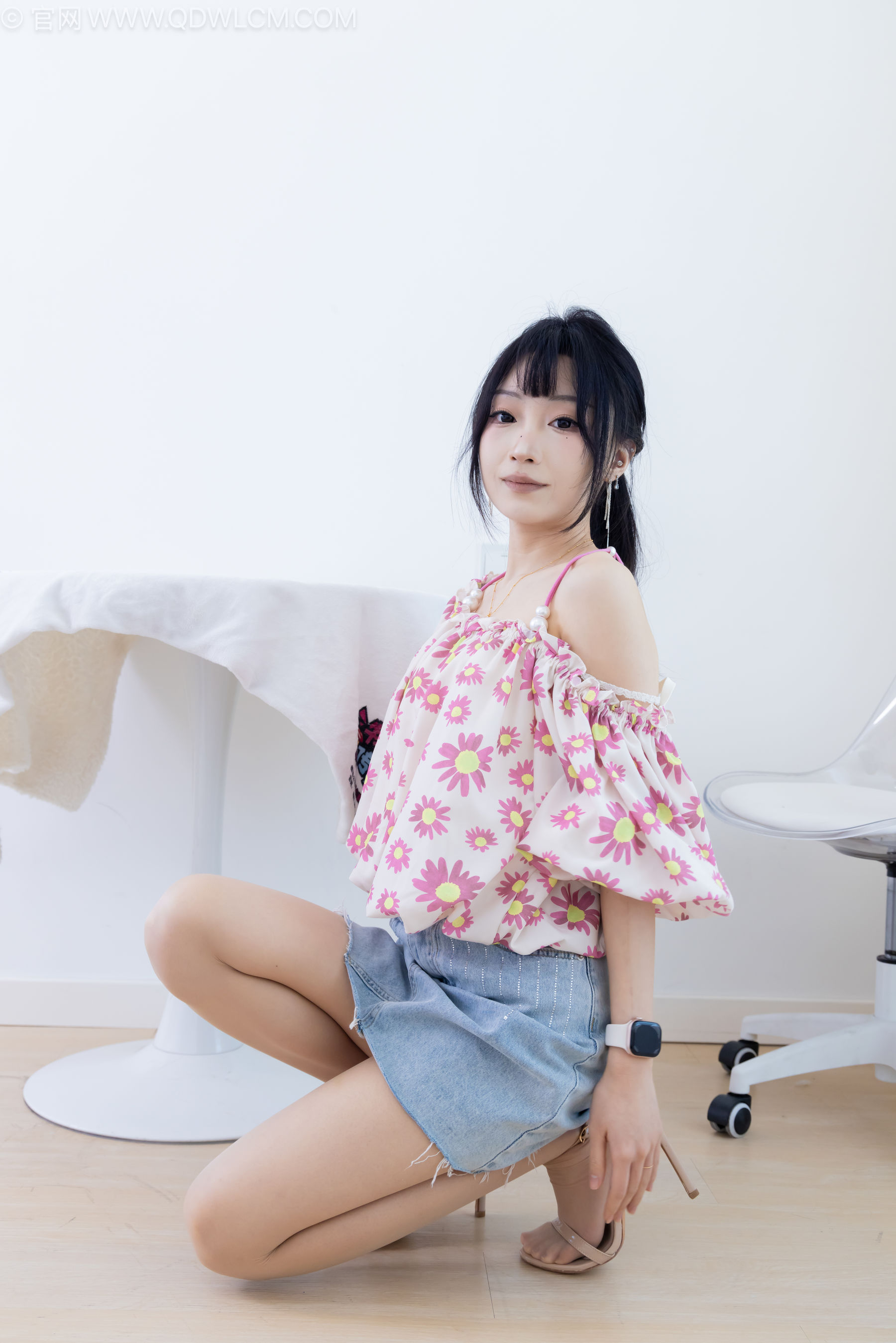 物恋传媒 No.2240 嘟嘟 -三双高跟鞋、薄肉丝、裸足、视频以超近景特写为主/(155P)