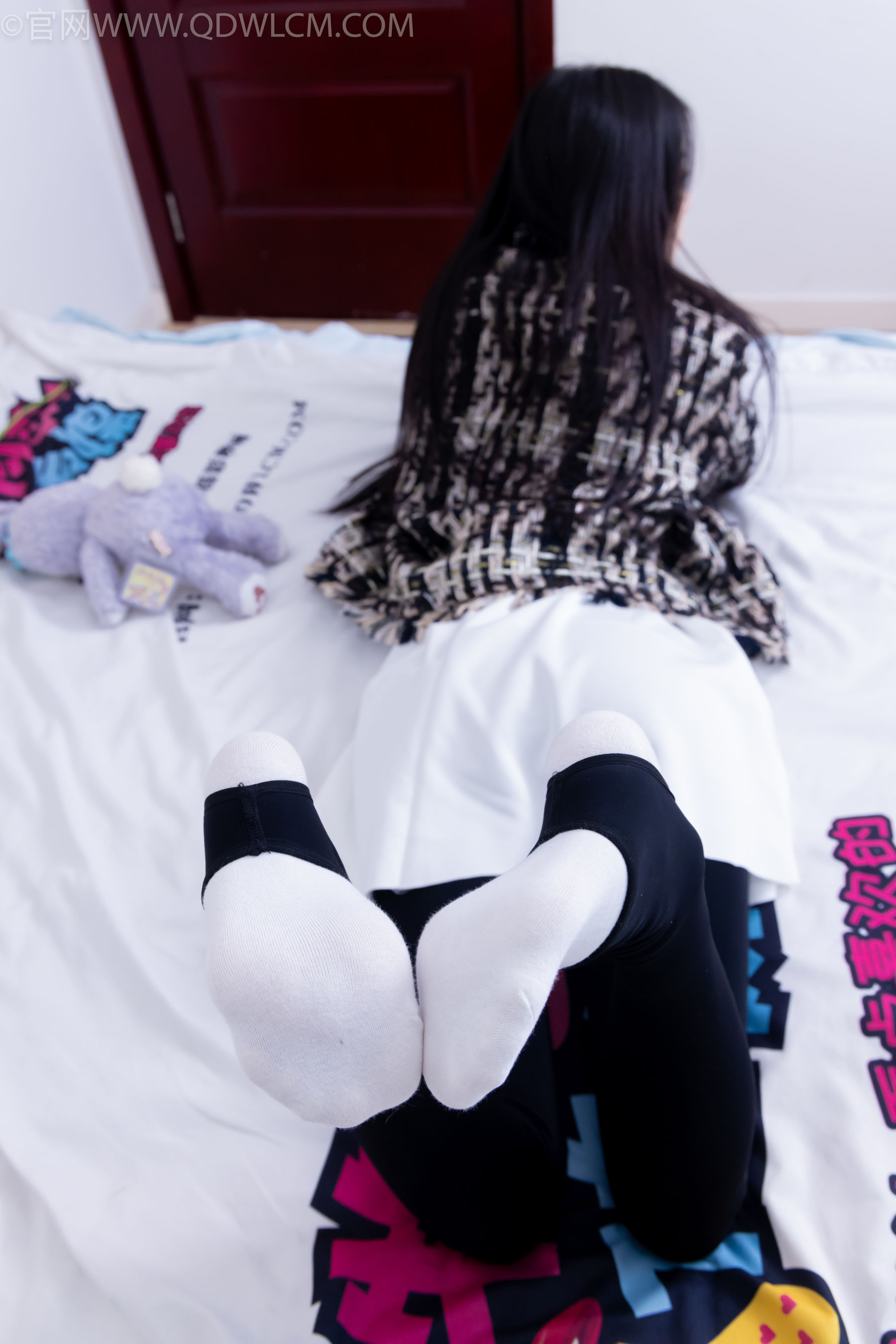 物恋传媒 No.2260 茯苓 -板鞋、黑色踩脚裤、白棉袜/(156P)